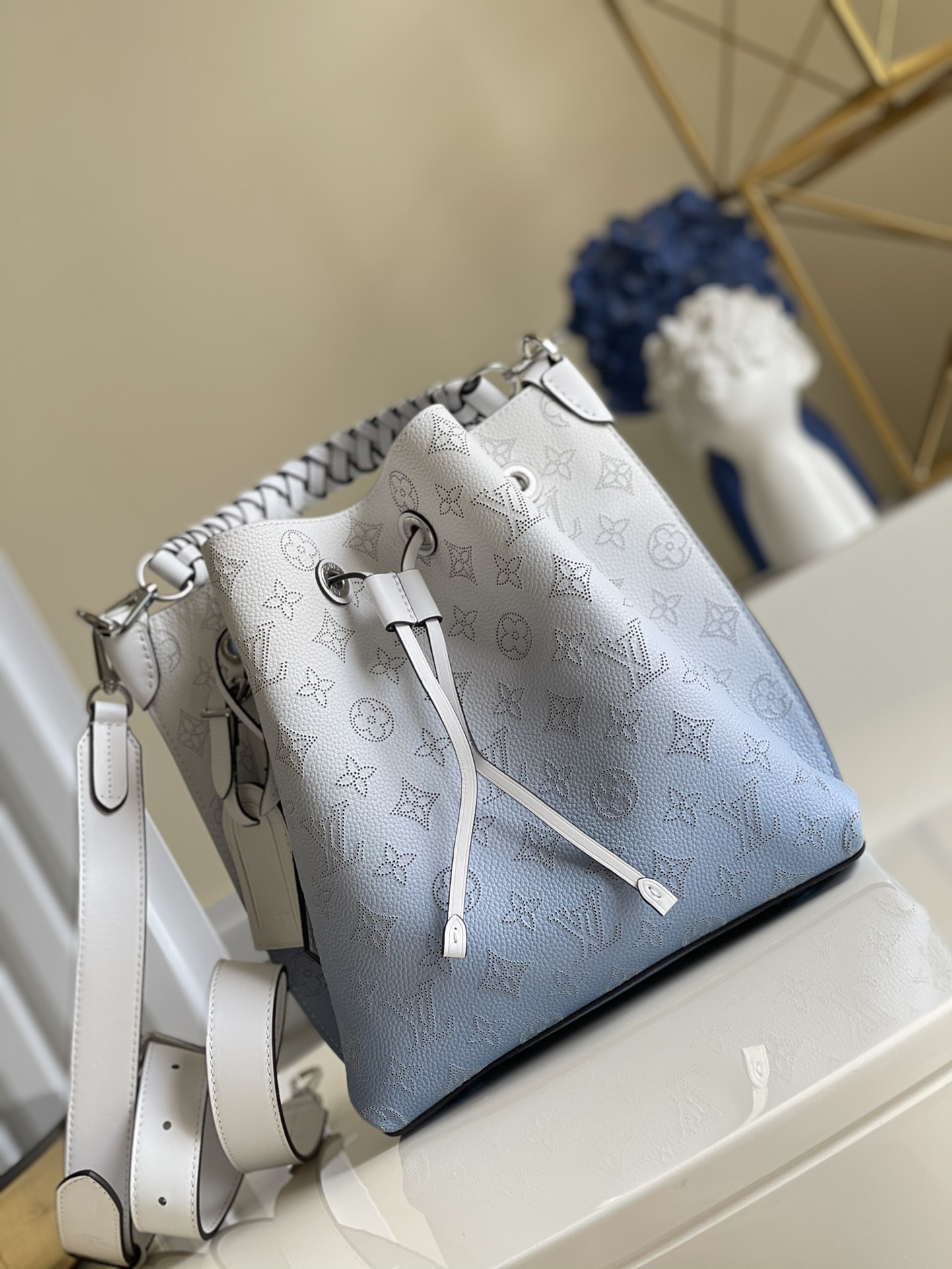 NO:397268,[Exclusive real photo of M55800 gradient blue] MURIA handbag Muria bucket bag is made of carved calfskin, with perforations slowly outlining Monogram pattern, embellished with brand and key bag. Paired with woven handles and long leather shoulder straps. Size: 25x25x20cm q.,LV [original leather],louis vuitton,cowhide19860909【独家实拍M55800渐变蓝】MURIA 手袋Muria 水桶包取材镂花小牛皮,其上穿孔缓缓勾勒 Monogram 图案,点缀名牌与钥匙包.搭配编织手柄与长皮革肩带.size: 25x25x20cm q.,LV【原厂皮】,louis vuitton,cowhide,Bag