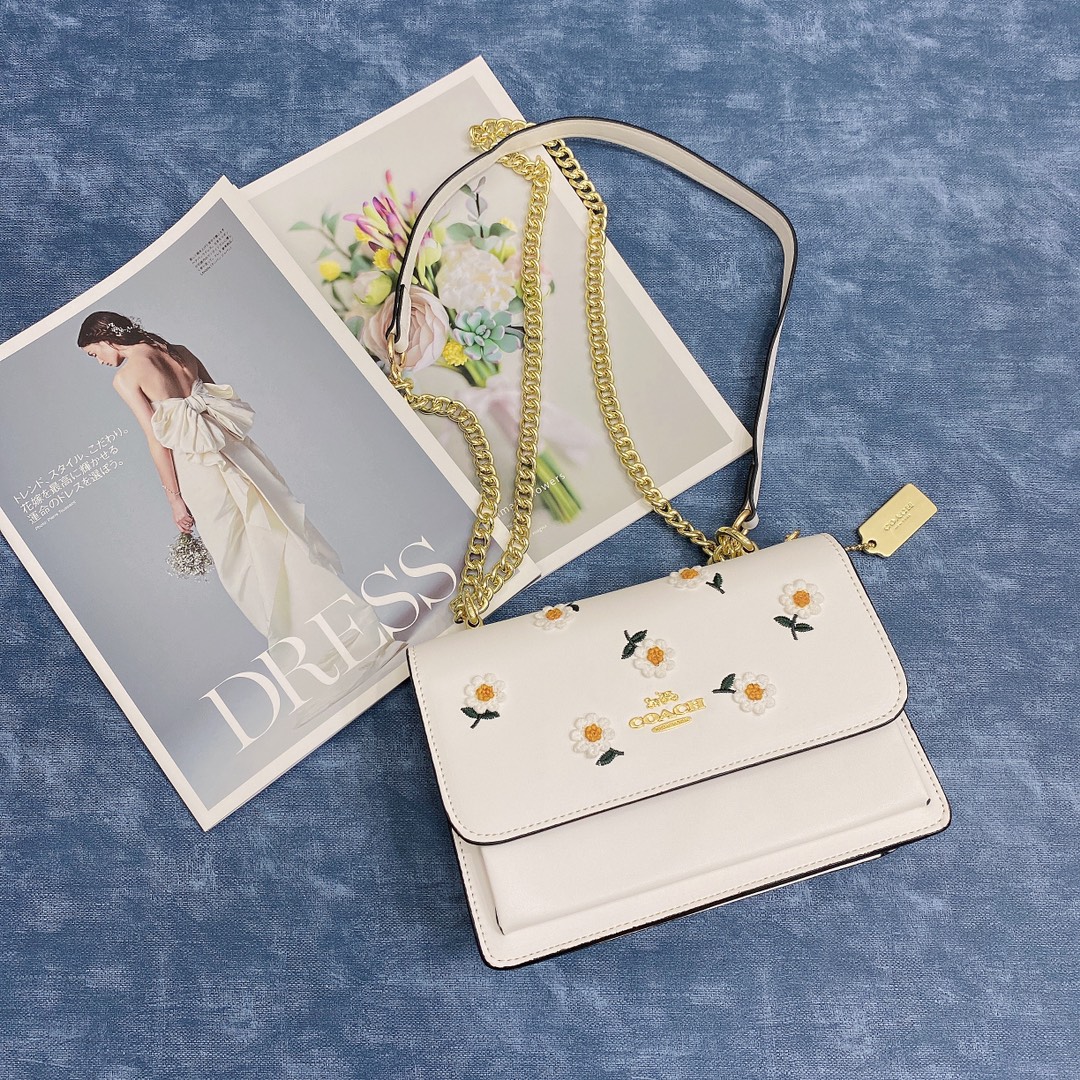 Coach蔻驰小雏菊风琴包🅿️230 既清新甜美又时尚个性.雏菊花卉的元素真的非常适夏天和姐妹们还有男朋友一起来一场说走就走的旅行.作为可爱的女孩子怎能不拥有这样一款减龄又甜美的单品. 规格：22*16*6cm