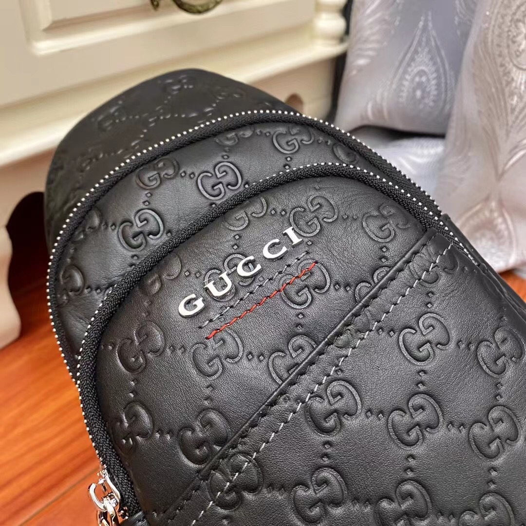 Gucci ❤️❤️柔软压花皮制作,轻便胸包,贴身休闲,置放小物件特方便还不占地方,肩带最长可调至115