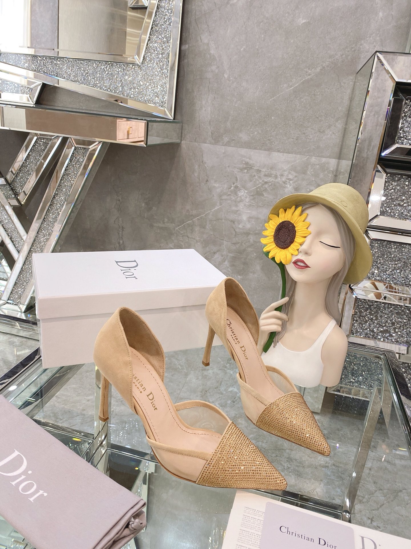 Dior 2022 최신 오트쿠튀르 스타일 뾰족한 앞코 큐빅 웨딩 슈즈 스타 착용 스타일 중공 패널