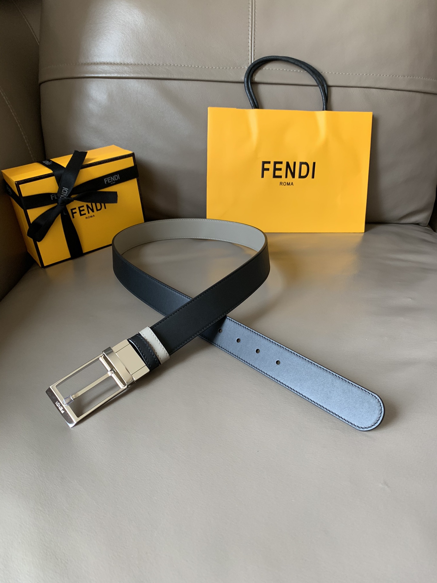 Fendi 五金做工精细 线条流畅 表面光滑 𝐙𝐏电镀工艺 香港通关【𝐇𝐀𝐀𝐒】 进口皮料