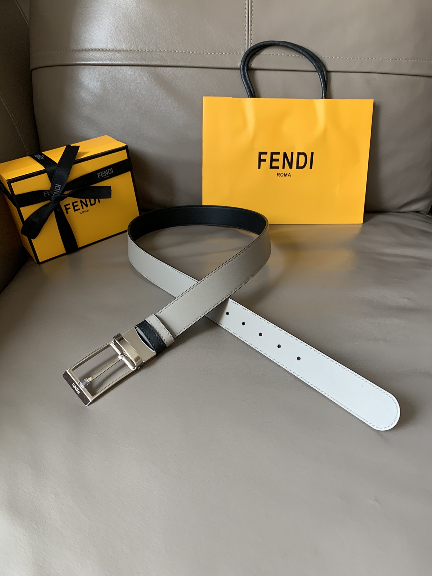 Fendi 五金做工精细 线条流畅 表面光滑 𝐙𝐏电镀工艺 香港通关【𝐇𝐀𝐀𝐒】 进口皮料