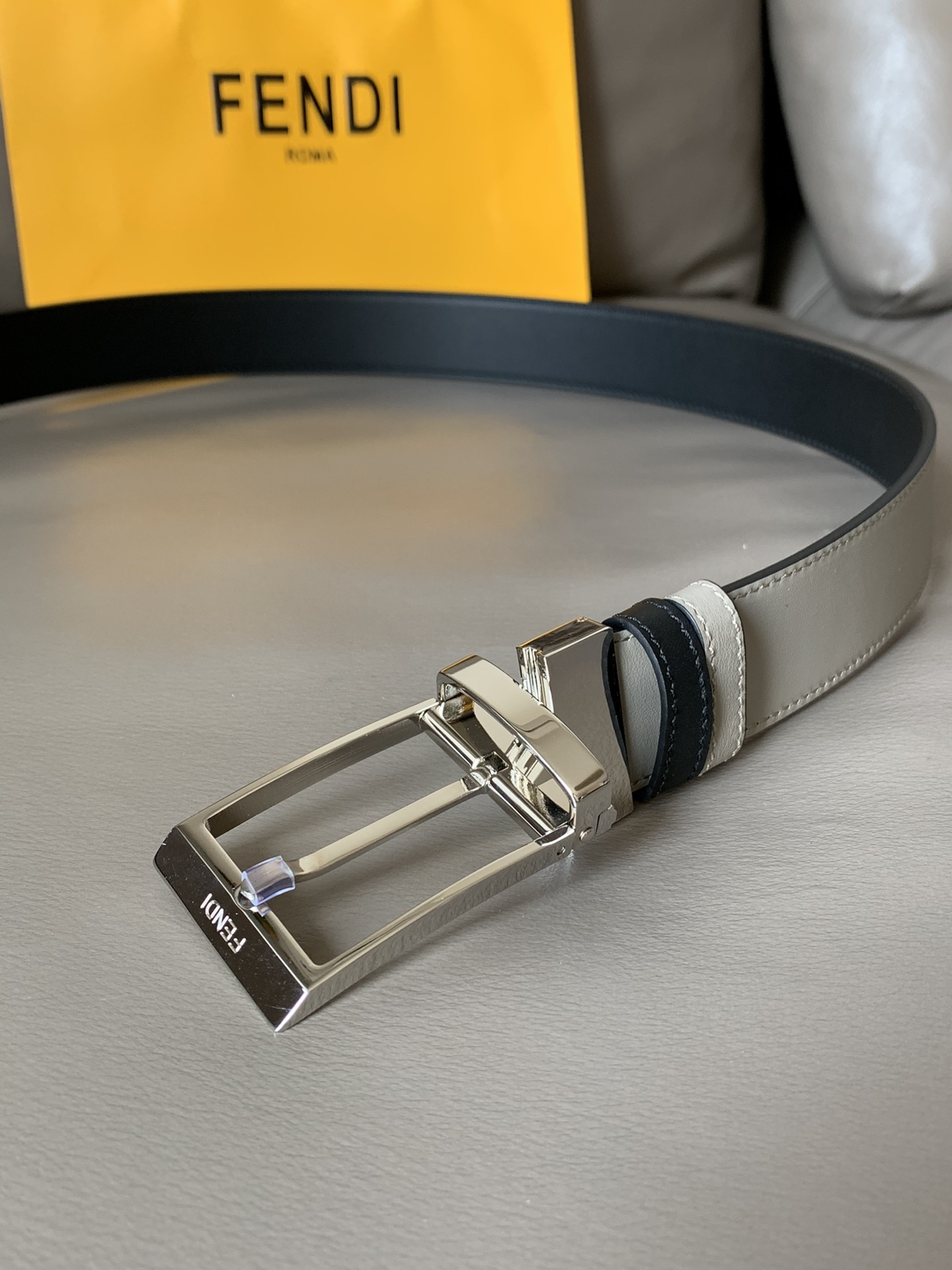 Fendi 五金做工精细 线条流畅 表面光滑 𝐙𝐏电镀工艺 香港通关【𝐇𝐀𝐀𝐒】 进口皮料