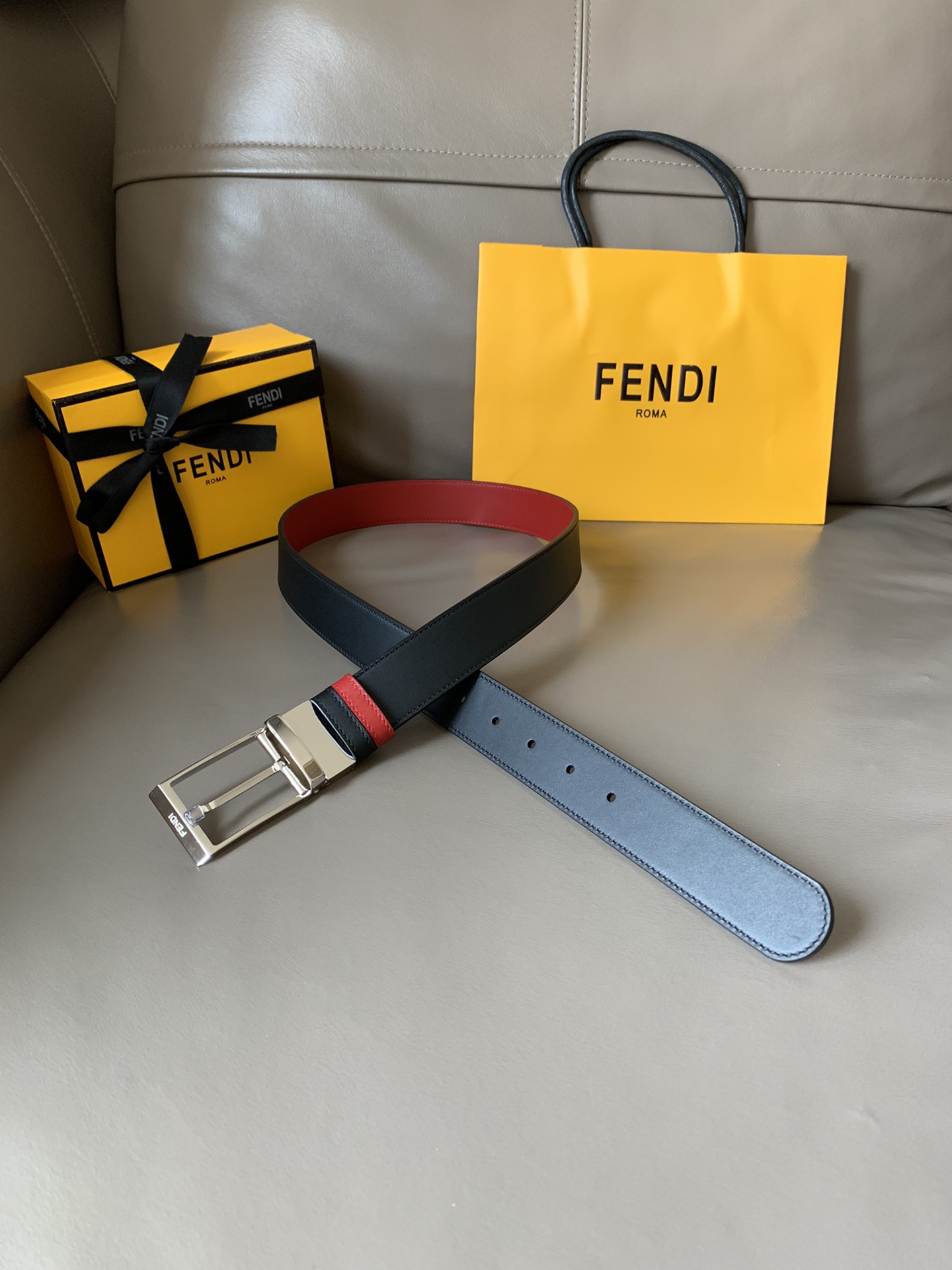 Fendi 五金做工精细 线条流畅 表面光滑 𝐙𝐏电镀工艺 香港通关【𝐇𝐀𝐀𝐒】 进口皮料