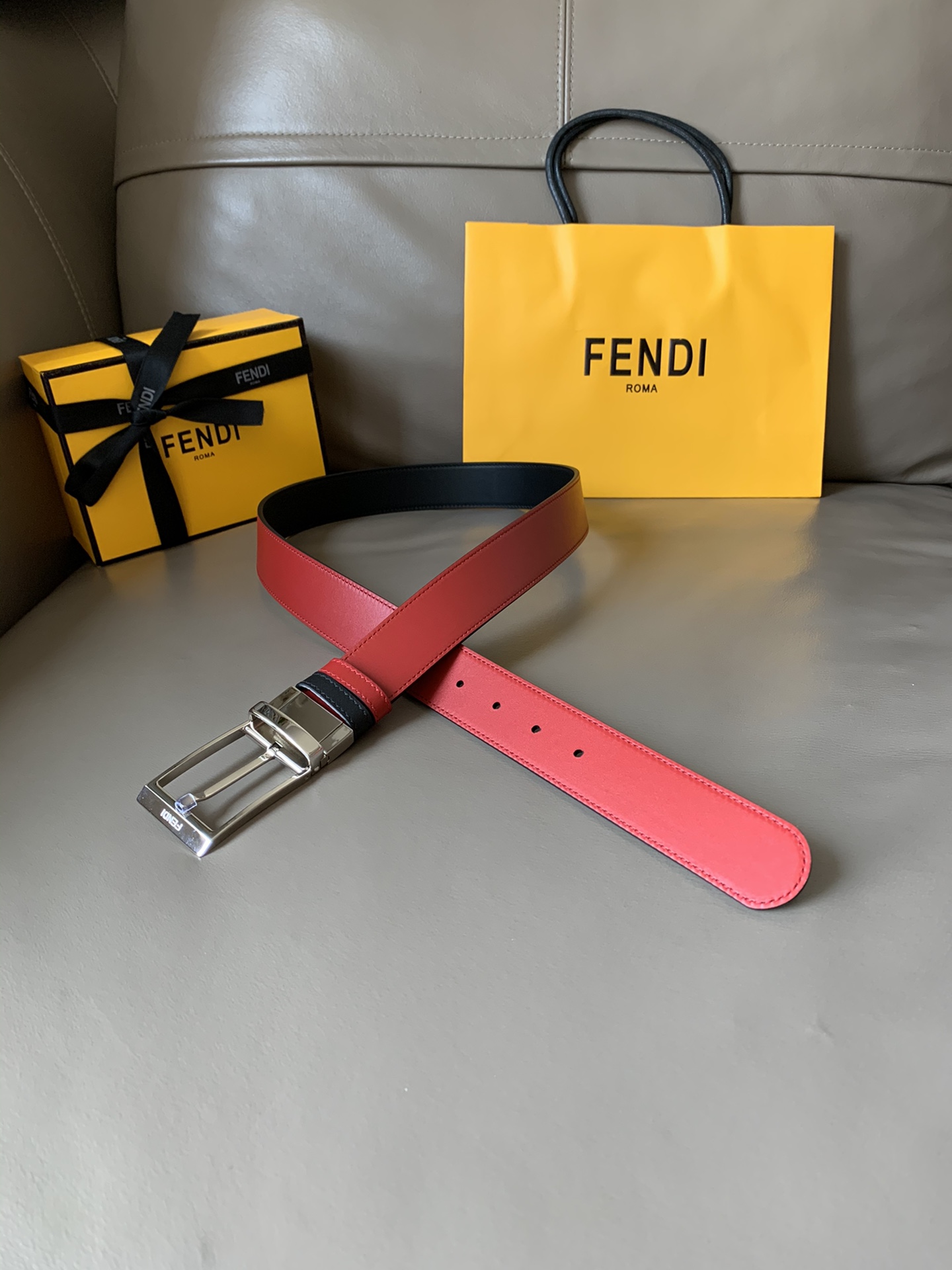 Fendi 五金做工精细 线条流畅 表面光滑 𝐙𝐏电镀工艺 香港通关【𝐇𝐀𝐀𝐒】 进口皮料
