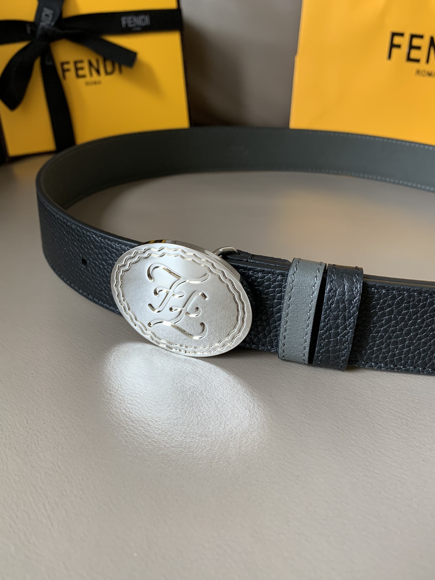 Fendi 五金做工精细 线条流畅 表面光滑 𝐙𝐏电镀工艺 香港通关【𝐇𝐀𝐀𝐒】 进口皮料