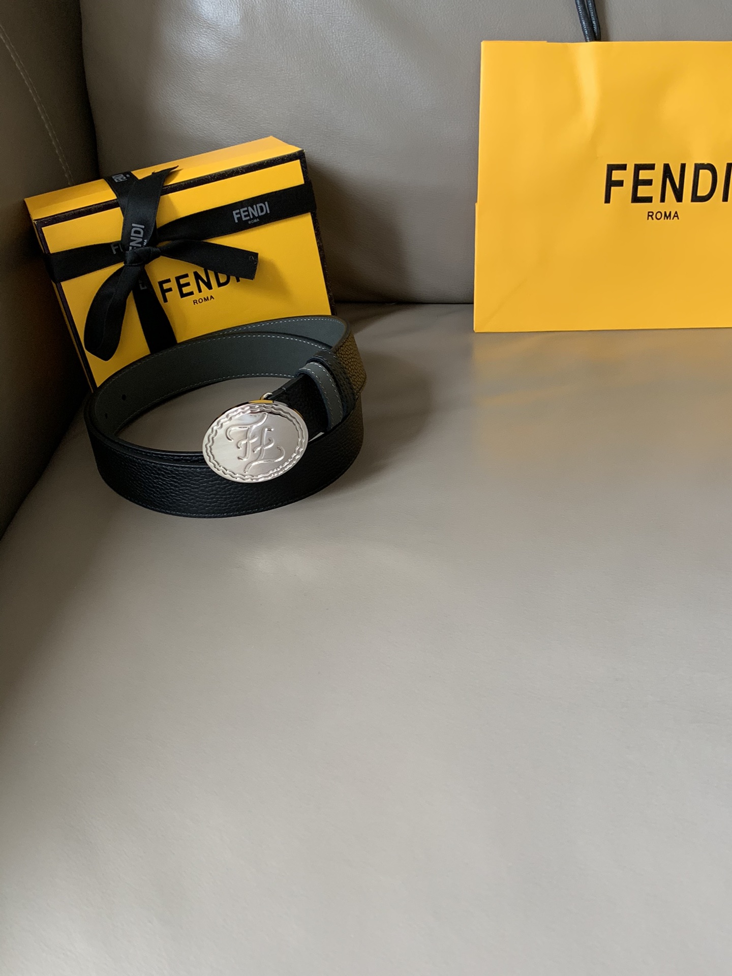 Fendi 五金做工精细 线条流畅 表面光滑 𝐙𝐏电镀工艺 香港通关【𝐇𝐀𝐀𝐒】 进口皮料