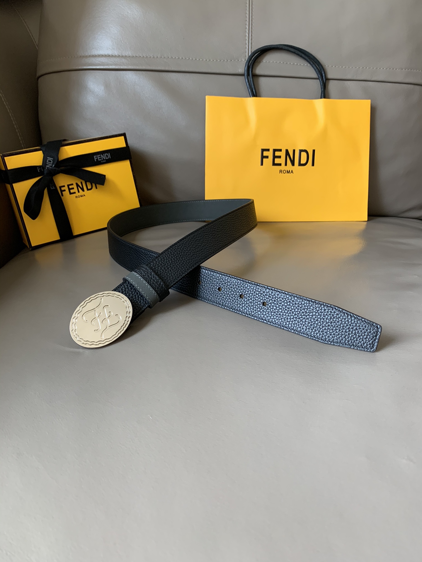 Fendi 五金做工精细 线条流畅 表面光滑 𝐙𝐏电镀工艺 香港通关【𝐇𝐀𝐀𝐒】 进口皮料