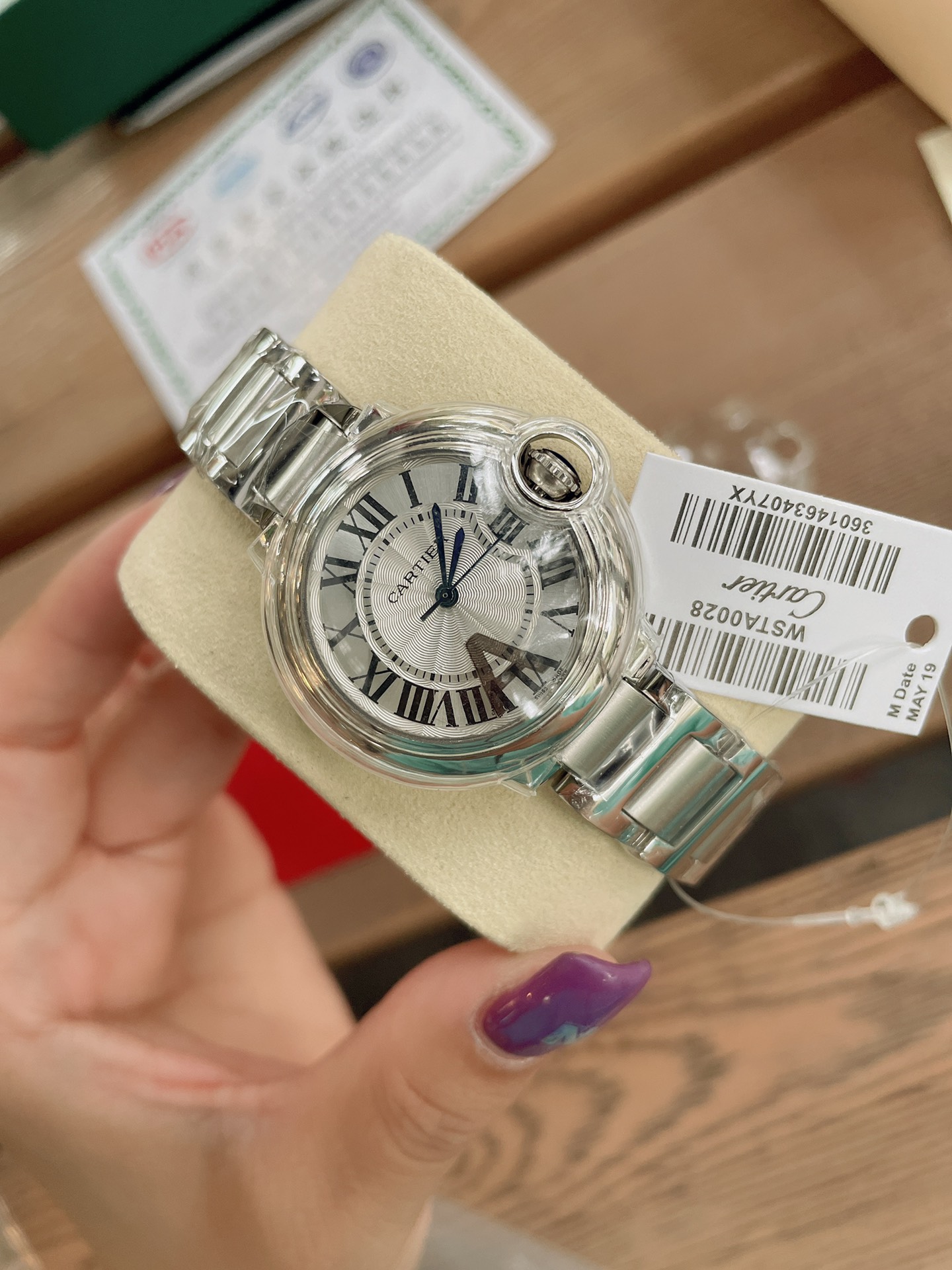 K5   卡地亚 Cartier  经典蓝气球 Cartier  ， 人鱼玻璃 凸面弧形表壳，扭索雕纹表盘，剑形指针，表带采用进口陶瓷搭配316精钢，在 卡地亚 Cartier 制表世界中，Ballon Bleu 蓝气球腕表以风格细腻，格调高雅著称。尺寸33mm