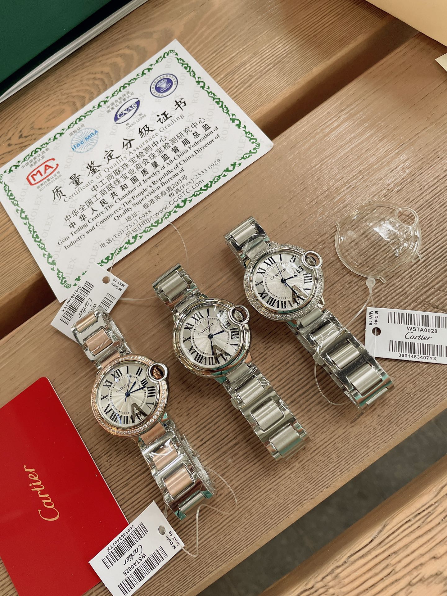 K5   卡地亚 Cartier  经典蓝气球 Cartier  ， 人鱼玻璃 凸面弧形表壳，扭索雕纹表盘，剑形指针，表带采用进口陶瓷搭配316精钢，在 卡地亚 Cartier 制表世界中，Ballon Bleu 蓝气球腕表以风格细腻，格调高雅著称。尺寸33mm”},”shop_name”:”oksneakers888