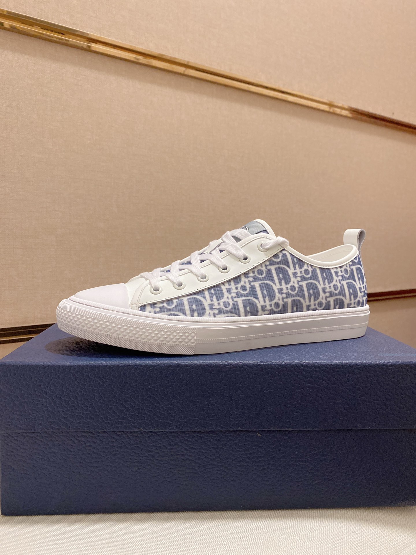 I5 迪奥·Dior休闲运动风男鞋，全新春夏季款设计，完美做工，系带懒人款打造装柜品质，鞋面：进口丝绸牛皮，羊皮内里柔软舒适，超轻TPU耐磨大底、简约、百搭风时装男鞋，优颜色