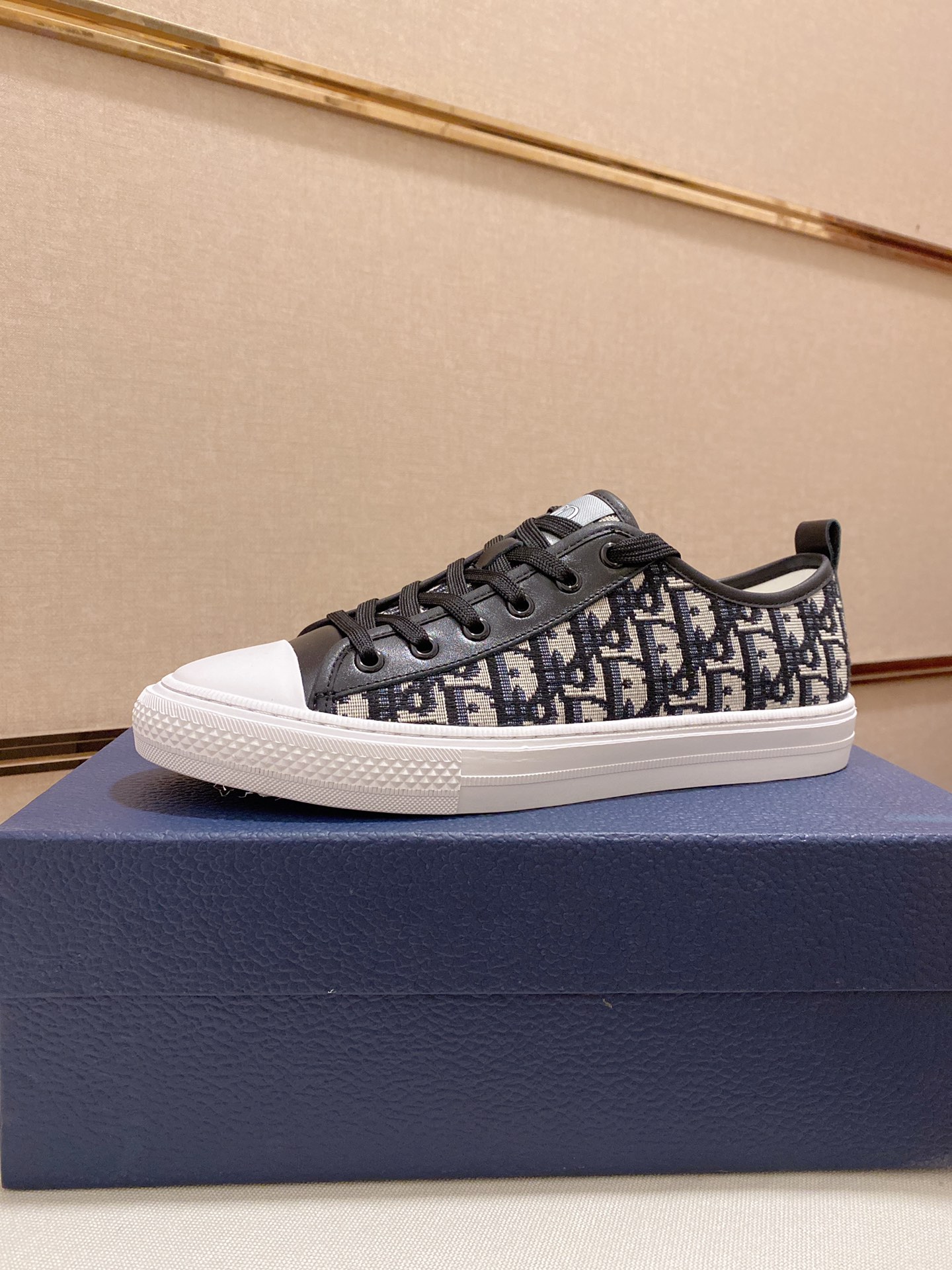 I5 迪奥·Dior休闲运动风男鞋，全新春夏季款设计，完美做工，系带懒人款打造装柜品质，鞋面：进口丝绸牛皮，羊皮内里柔软舒适，超轻TPU耐磨大底、简约、百搭风时装男鞋，优颜色