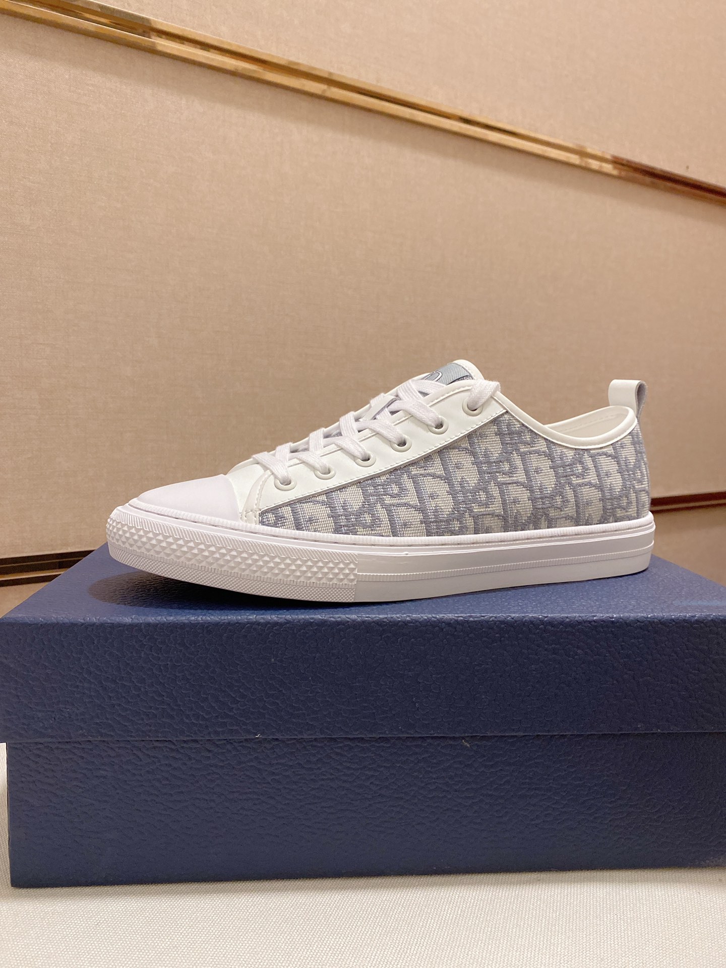 I5 迪奥·Dior休闲运动风男鞋，全新春夏季款设计，完美做工，系带懒人款打造装柜品质，鞋面：进口丝绸牛皮，羊皮内里柔软舒适，超轻TPU耐磨大底、简约、百搭风时装男鞋，优颜色