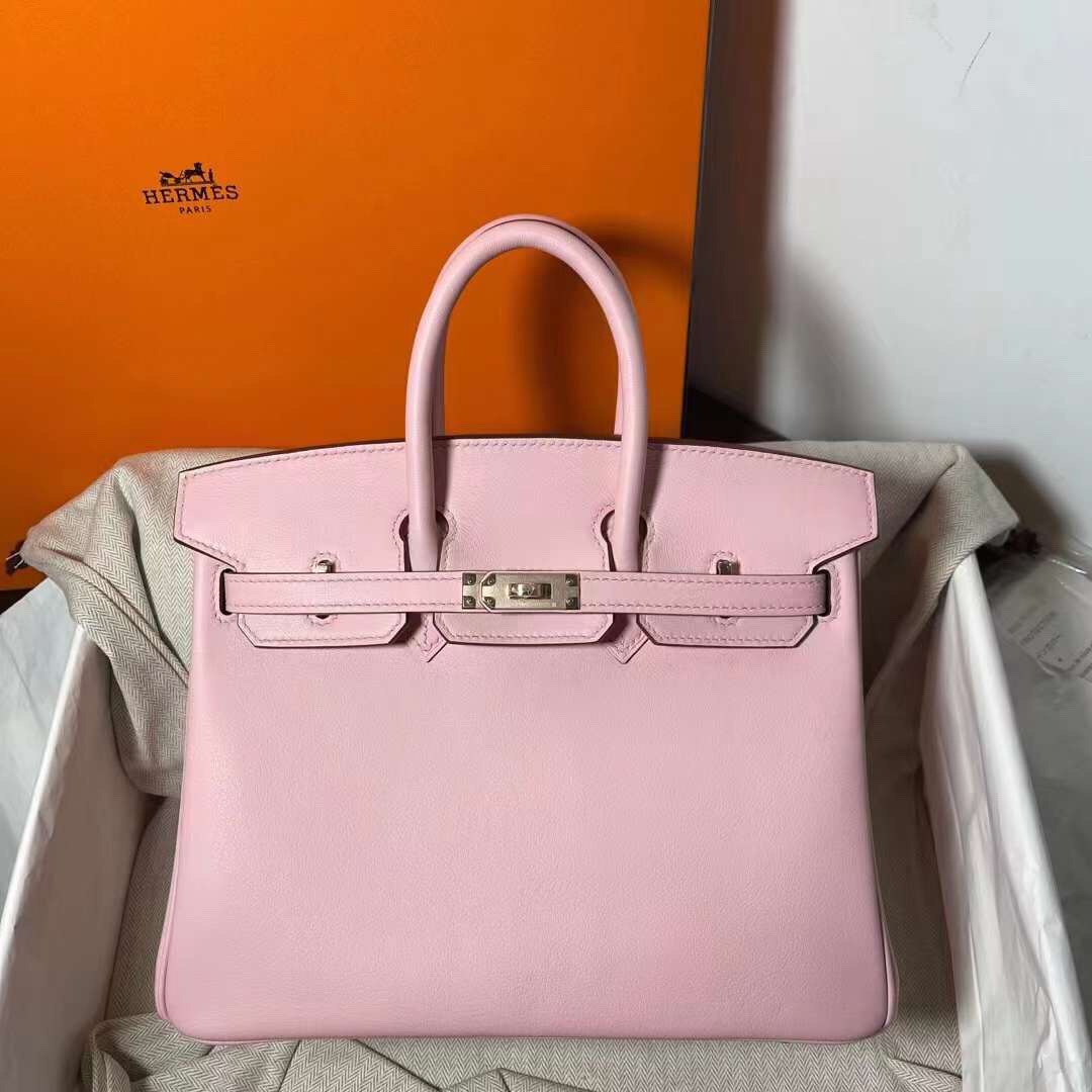 NO:698161,Birkin 25cm 3Q pink, rose gold buckle, original swift calfskin, top craftsmanship, beeswax leather, the leather is too delicate and high-end, and the color rendering is also excellent. The swift leather size is 25, which is perfect. It can be salty or sweet, very versatile, love it, Hermes, hermes, stuart weitzman, cowhide, Hermes,19860909Birkin 25cm 3Q粉 玫瑰金扣 原厂swift小牛皮 顶级工艺 蜜蜡线手皮质实在太细腻高级了,显色度也极好 swift皮尺寸用25堪称完美 可盐可甜,非常百搭,爱了爱了,爱马仕,hermes,stuart weitzman,cowhide,Hermes,,Bag