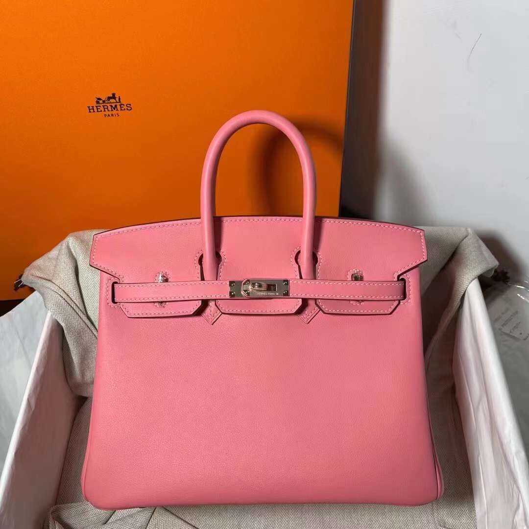NO:698165,Birkin 25cm K4 summer pink, rose gold buckle, original swift calfskin, top craftsmanship, beeswax hand-made leather is too delicate and high-end, and the color rendering is also excellent. The swift leather size is 25, which is perfect. It can be salty or sweet, very versatile, love it, Hermes, hermes, stuart weitzman, cowhide, Hermes,19860909Birkin 25cm K4夏日粉 玫瑰金扣 原厂swift小牛皮 顶级工艺 蜜蜡线手皮质实在太细腻高级了,显色度也极好 swift皮尺寸用25堪称完美 可盐可甜,非常百搭,爱了爱了,爱马仕,hermes,stuart weitzman,cowhide,Hermes,,Bag