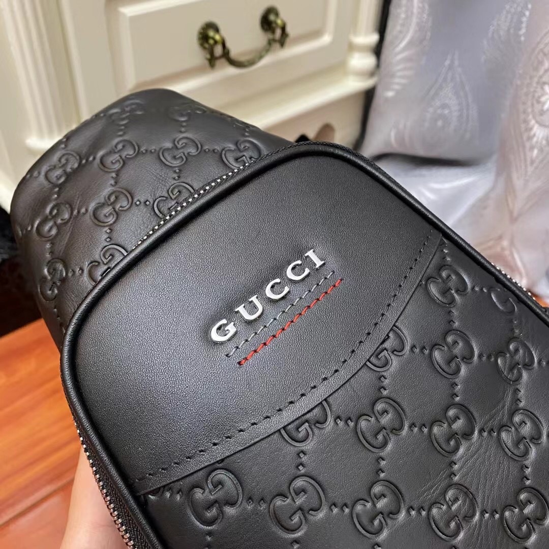 Gucci ❤️❤柔软压花皮制作,轻便胸包,贴身休闲,置放小物件特方便还不占地方,肩带最长可调至115c