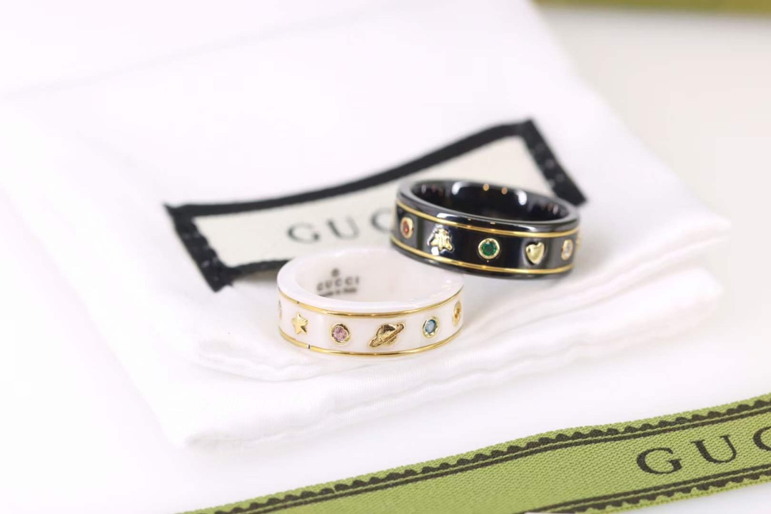 NO:103946,Gucci Icon series Bee Black Ceramic Couple Ring New Product First Launch!  Add bees, stars, love elements, 925 sterling silver Gucci black ceramics, clear lettering, new steel stamp!  Genuine uniform prints, can be worn by men and women, couples are very good in pairs, size 6-7-8-9-10-11 size optional, Gucci ring, gucci, gucci, ring, pure silver19860909古驰Gucci Icon系列 蜜蜂黑陶瓷情侣戒指 新品首发！添加蜜蜂、星星、爱心元素,925纯银古驰黑陶瓷 刻字清晰 带新钢印！正品一致字印 男女可戴 情侣对戒很 尺寸6-7-8-9-10-11码可选,古驰戒指,gucci,gucci,ring,pure silver,Jewelry