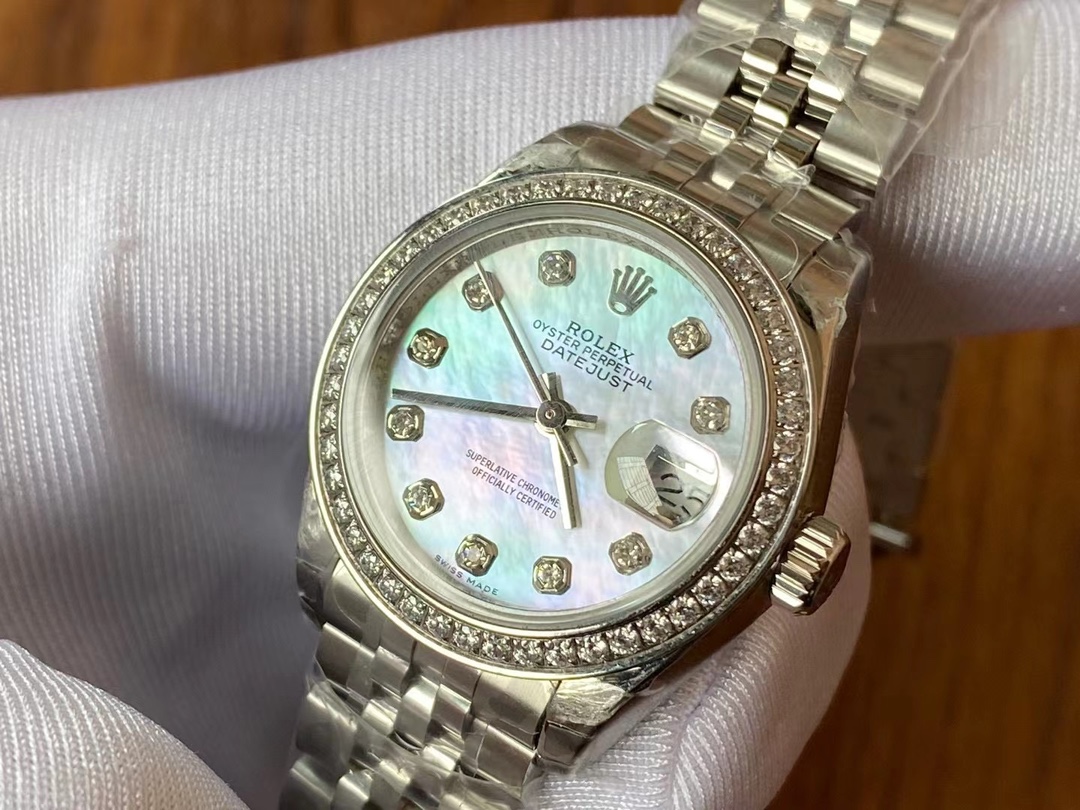 Rolex 今日推荐 劳力士-蚝式恒动日志型31mm系列1 的蚝式表壳搭配三角坑纹外圈2 把头采用旋入式设计