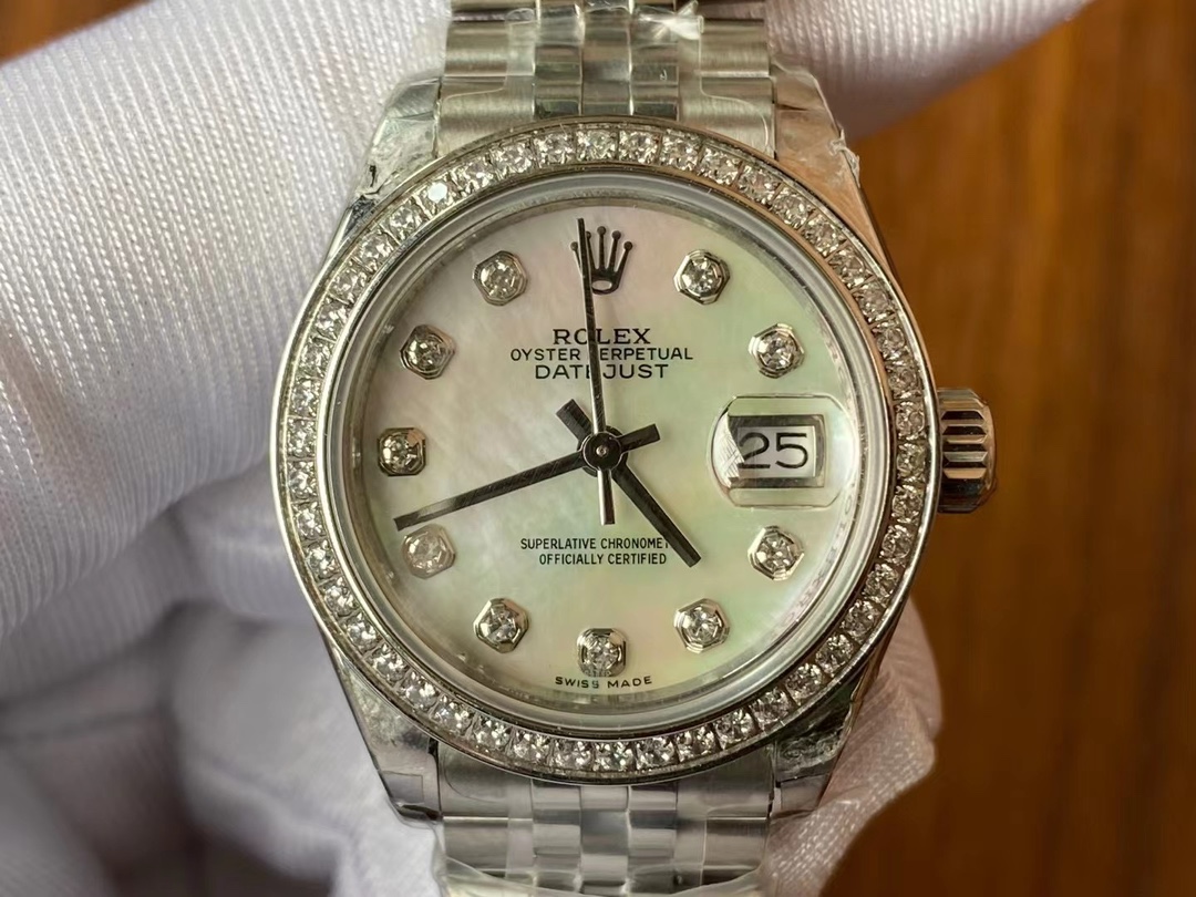 Rolex 今日推荐 劳力士-蚝式恒动日志型31mm系列1 的蚝式表壳搭配三角坑纹外圈2 把头采用旋入式设计