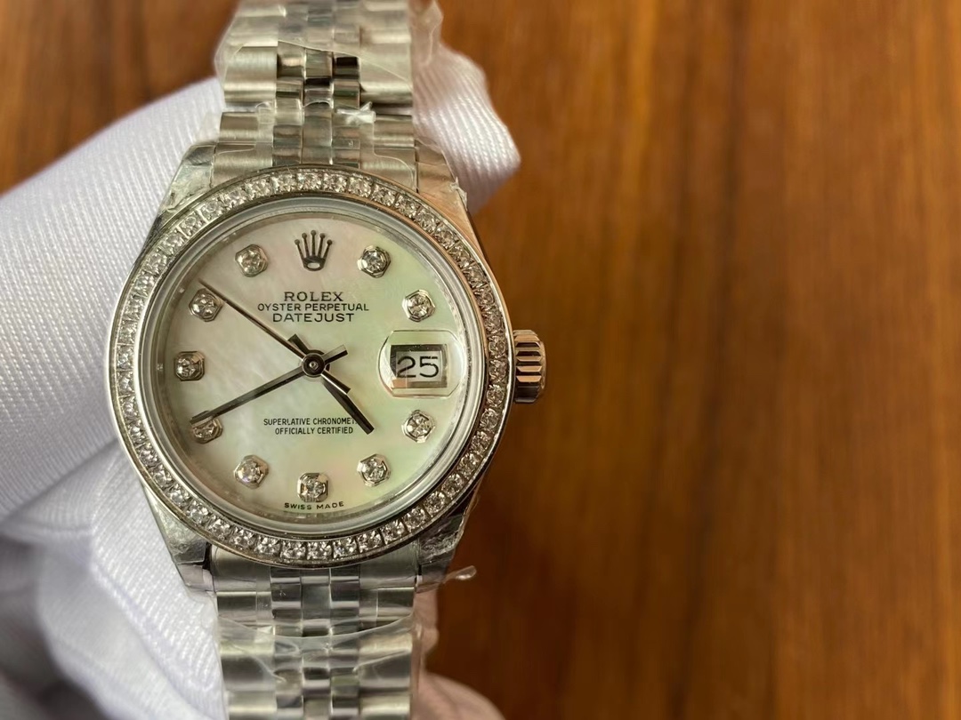 Rolex 今日推荐 劳力士-蚝式恒动日志型31mm系列1 的蚝式表壳搭配三角坑纹外圈2 把头采用旋入式设计