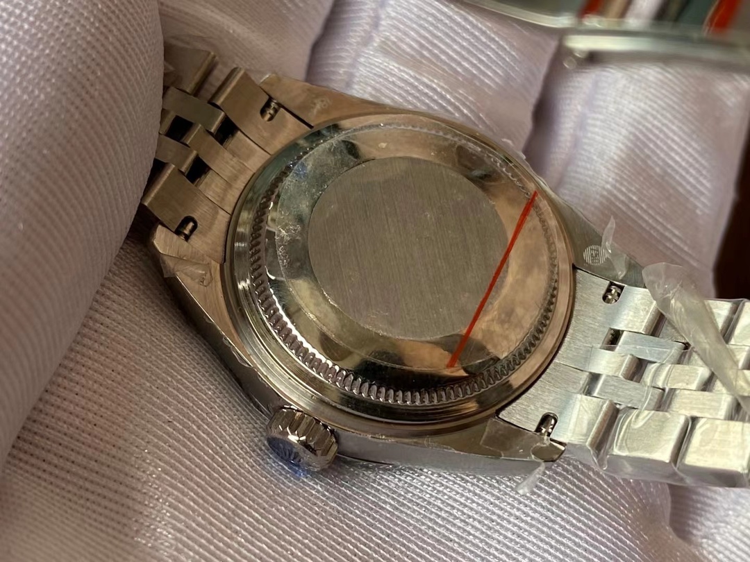 Rolex 今日推荐 劳力士-蚝式恒动日志型31mm系列1 的蚝式表壳搭配三角坑纹外圈2 把头采用旋入式设计