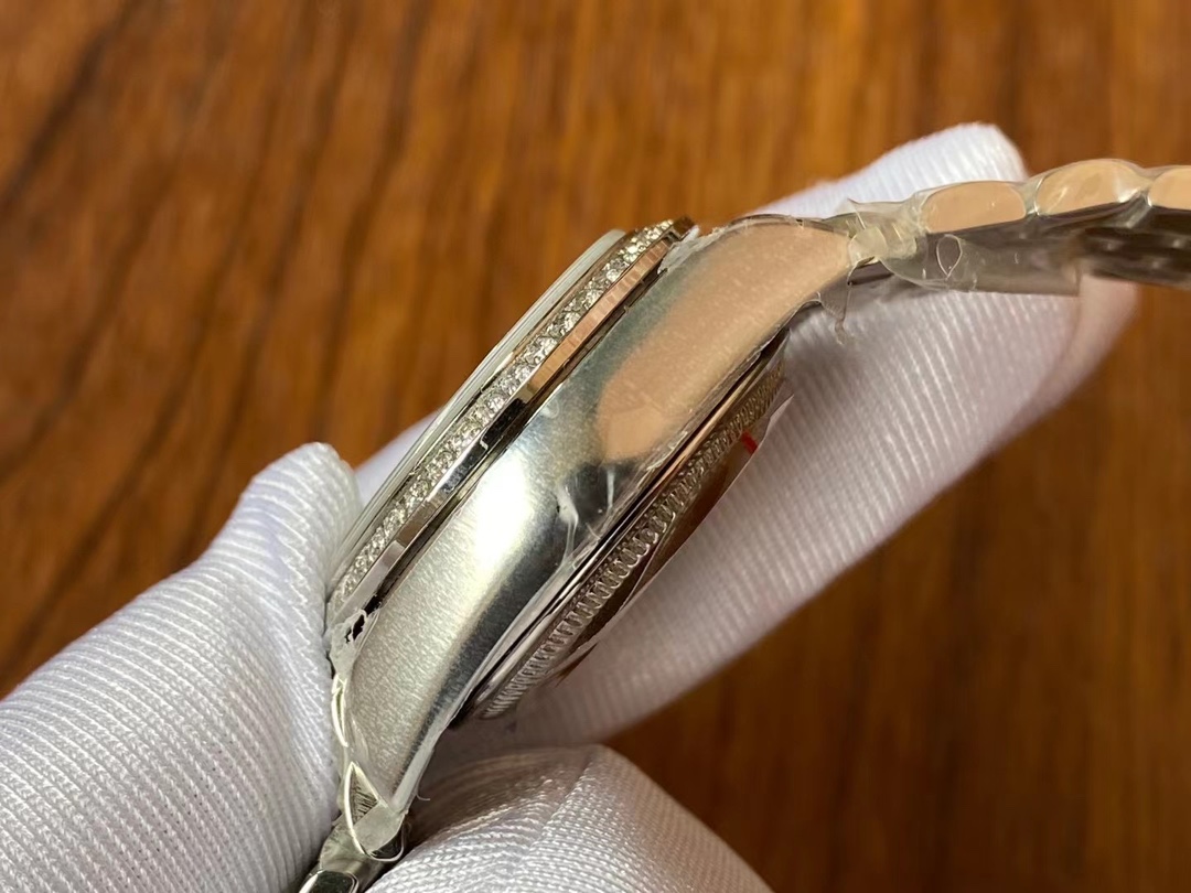 Rolex 今日推荐 劳力士-蚝式恒动日志型31mm系列1 的蚝式表壳搭配三角坑纹外圈2 把头采用旋入式设计