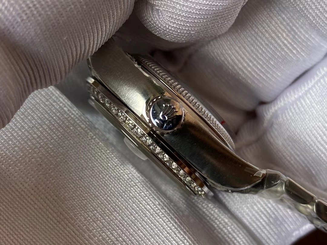 Rolex 今日推荐 劳力士-蚝式恒动日志型31mm系列1 的蚝式表壳搭配三角坑纹外圈2 把头采用旋入式设计
