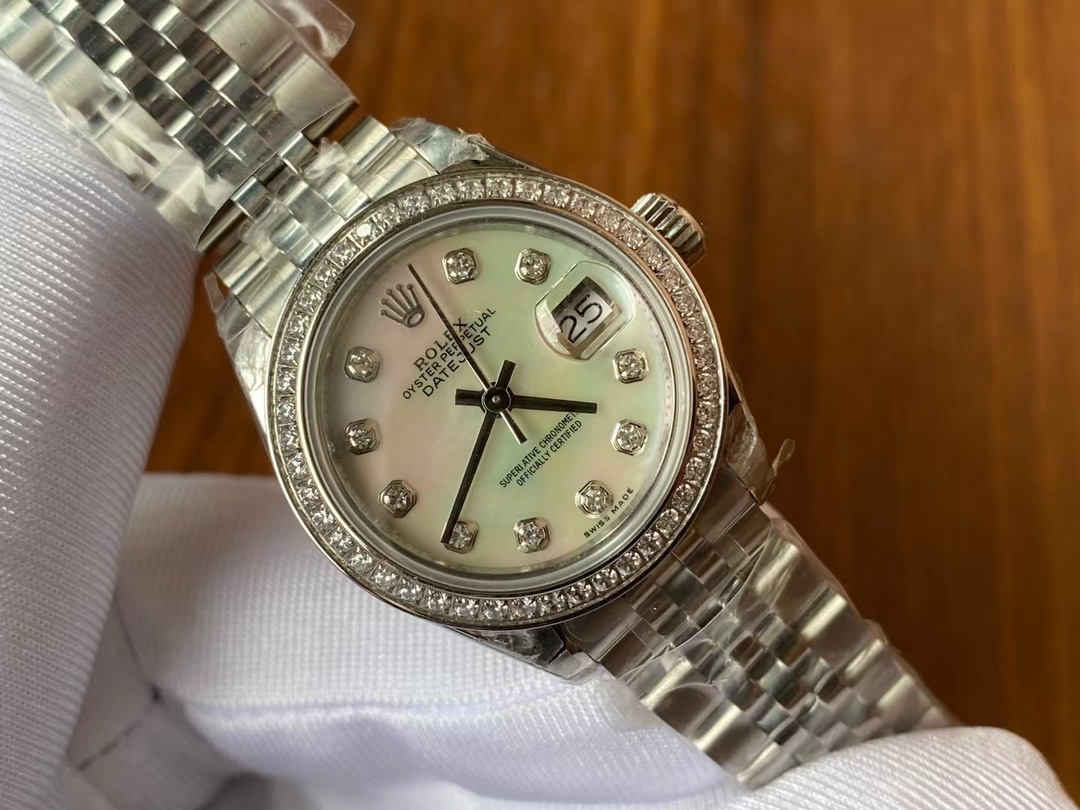 Rolex 今日推荐 劳力士-蚝式恒动日志型31mm系列1 的蚝式表壳搭配三角坑纹外圈2 把头采用旋入式设计