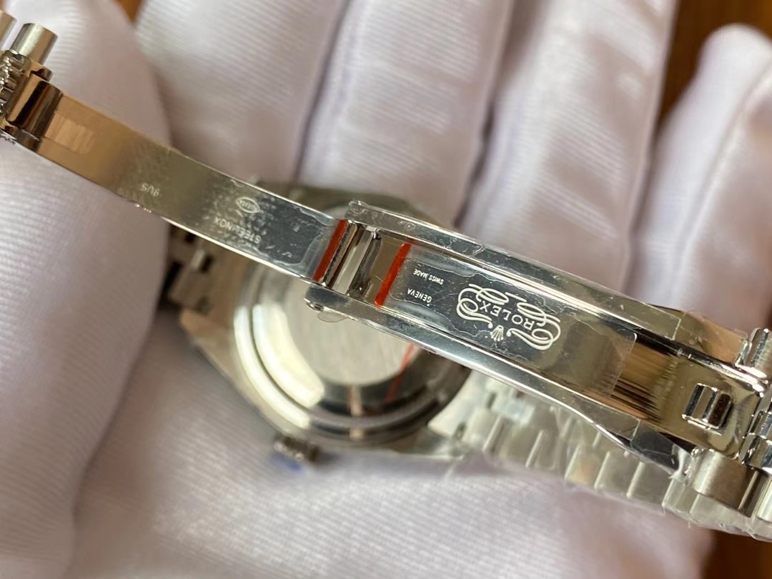 Rolex 今日推荐 劳力士-蚝式恒动日志型31mm系列1 的蚝式表壳搭配三角坑纹外圈2 把头采用旋入式设计