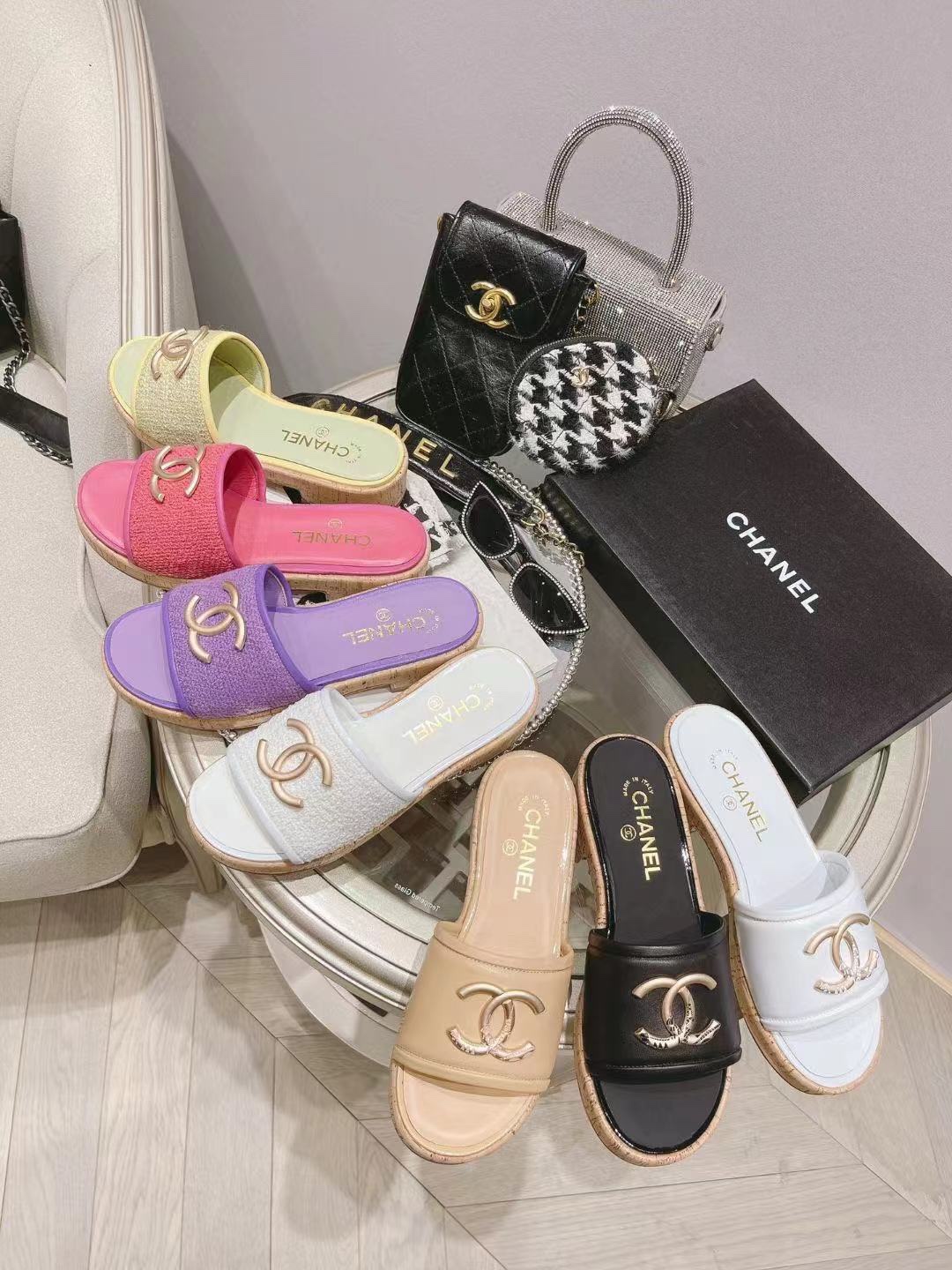 I0   Chanel 香奈儿小香本季新品搭配出你最爱美的夏天这款蜜儿拖真的靠抢，专柜断货王，超V首拿到，现在专柜很难买到，各大博主也强烈推荐，上脚更是要沦陷了超级爱，光脚丫穿配袜子都好看，简直就是夏天的灵魂绝配。专柜以7500购入专柜原厂羊皮垫脚仿真皮大底，进口特定斜纹软呢，正品材质，可全网对比验货。均配有意大利🇮🇹正品包装含专柜验货芯片卡