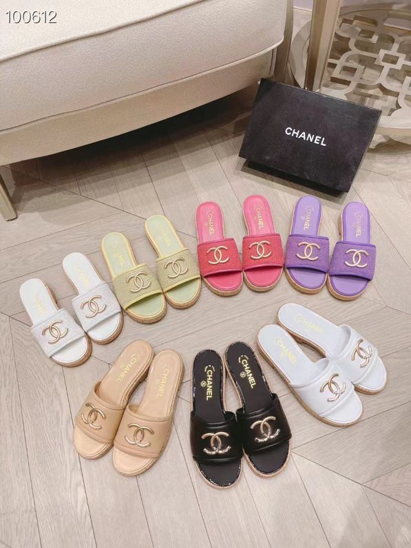 I0   Chanel 香奈儿小香本季新品搭配出你最爱美的夏天这款蜜儿拖真的靠抢，专柜断货王，超V首拿到，现在专柜很难买到，各大博主也强烈推荐，上脚更是要沦陷了超级爱，光脚丫穿配袜子都好看，简直就是夏天的灵魂绝配。专柜以7500购入专柜原厂羊皮垫脚仿真皮大底，进口特定斜纹软呢，正品材质，可全网对比验货。均配有意大利🇮🇹正品包装含专柜验货芯片卡