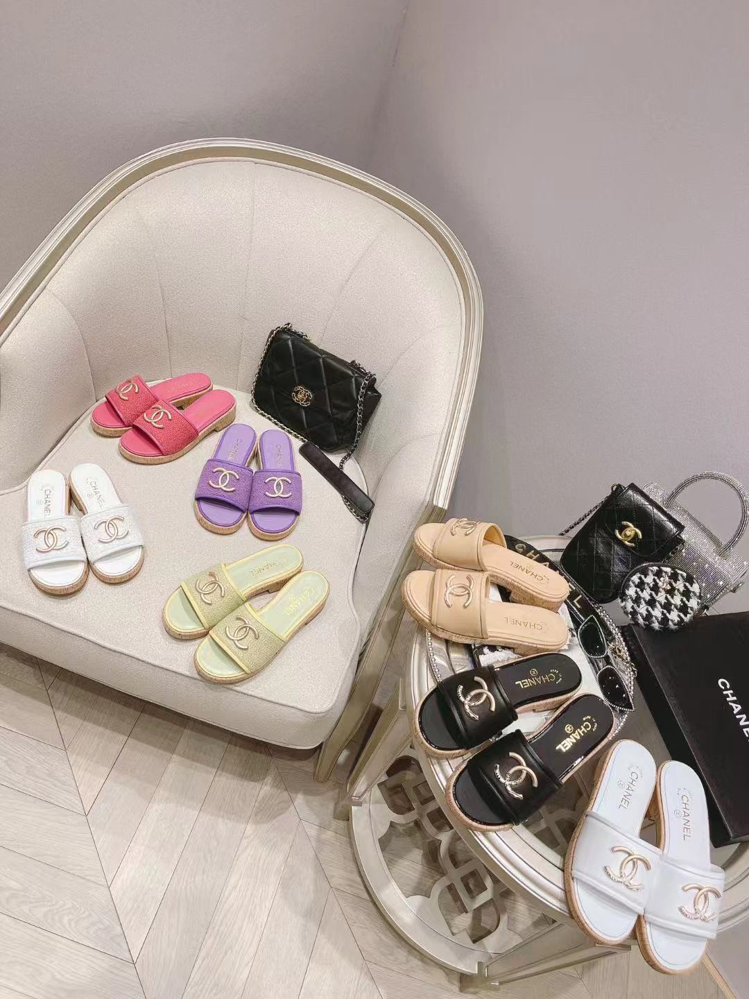 I0   Chanel 香奈儿小香本季新品搭配出你最爱美的夏天这款蜜儿拖真的靠抢，专柜断货王，超V首拿到，现在专柜很难买到，各大博主也强烈推荐，上脚更是要沦陷了超级爱，光脚丫穿配袜子都好看，简直就是夏天的灵魂绝配。专柜以7500购入专柜原厂羊皮垫脚仿真皮大底，进口特定斜纹软呢，正品材质，可全网对比验货。均配有意大利🇮🇹正品包装含专柜验货芯片卡