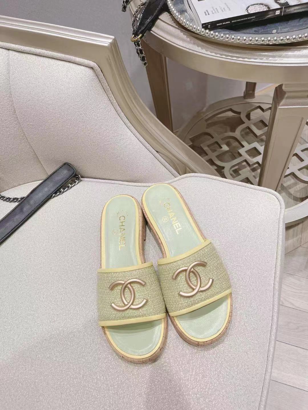 I0   Chanel 香奈儿小香本季新品搭配出你最爱美的夏天这款蜜儿拖真的靠抢，专柜断货王，超V首拿到，现在专柜很难买到，各大博主也强烈推荐，上脚更是要沦陷了超级爱，光脚丫穿配袜子都好看，简直就是夏天的灵魂绝配。专柜以7500购入专柜原厂羊皮垫脚仿真皮大底，进口特定斜纹软呢，正品材质，可全网对比验货。均配有意大利🇮🇹正品包装含专柜验货芯片卡
