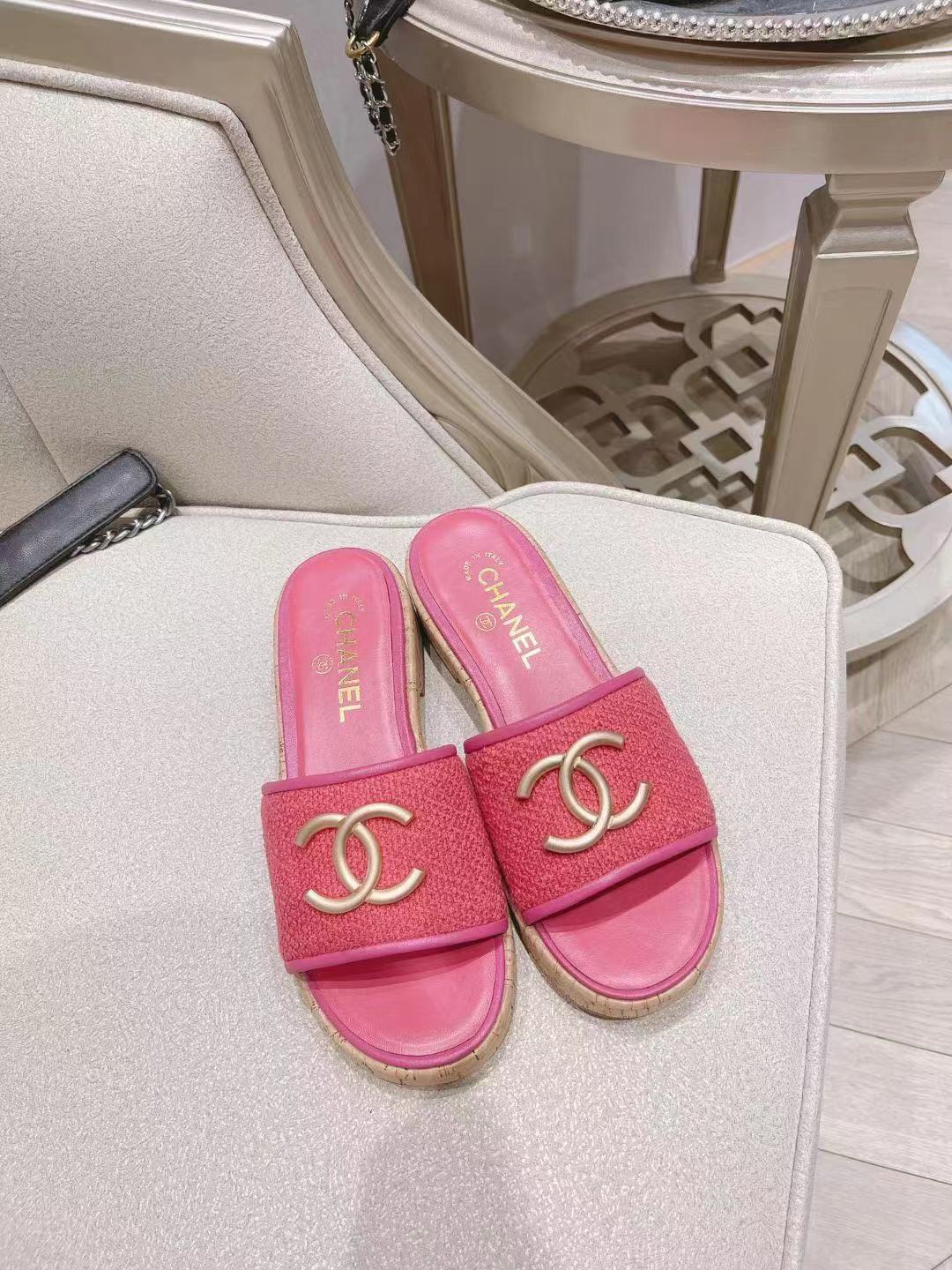 I0   Chanel 香奈儿小香本季新品搭配出你最爱美的夏天这款蜜儿拖真的靠抢，专柜断货王，超V首拿到，现在专柜很难买到，各大博主也强烈推荐，上脚更是要沦陷了超级爱，光脚丫穿配袜子都好看，简直就是夏天的灵魂绝配。专柜以7500购入专柜原厂羊皮垫脚仿真皮大底，进口特定斜纹软呢，正品材质，可全网对比验货。均配有意大利🇮🇹正品包装含专柜验货芯片卡