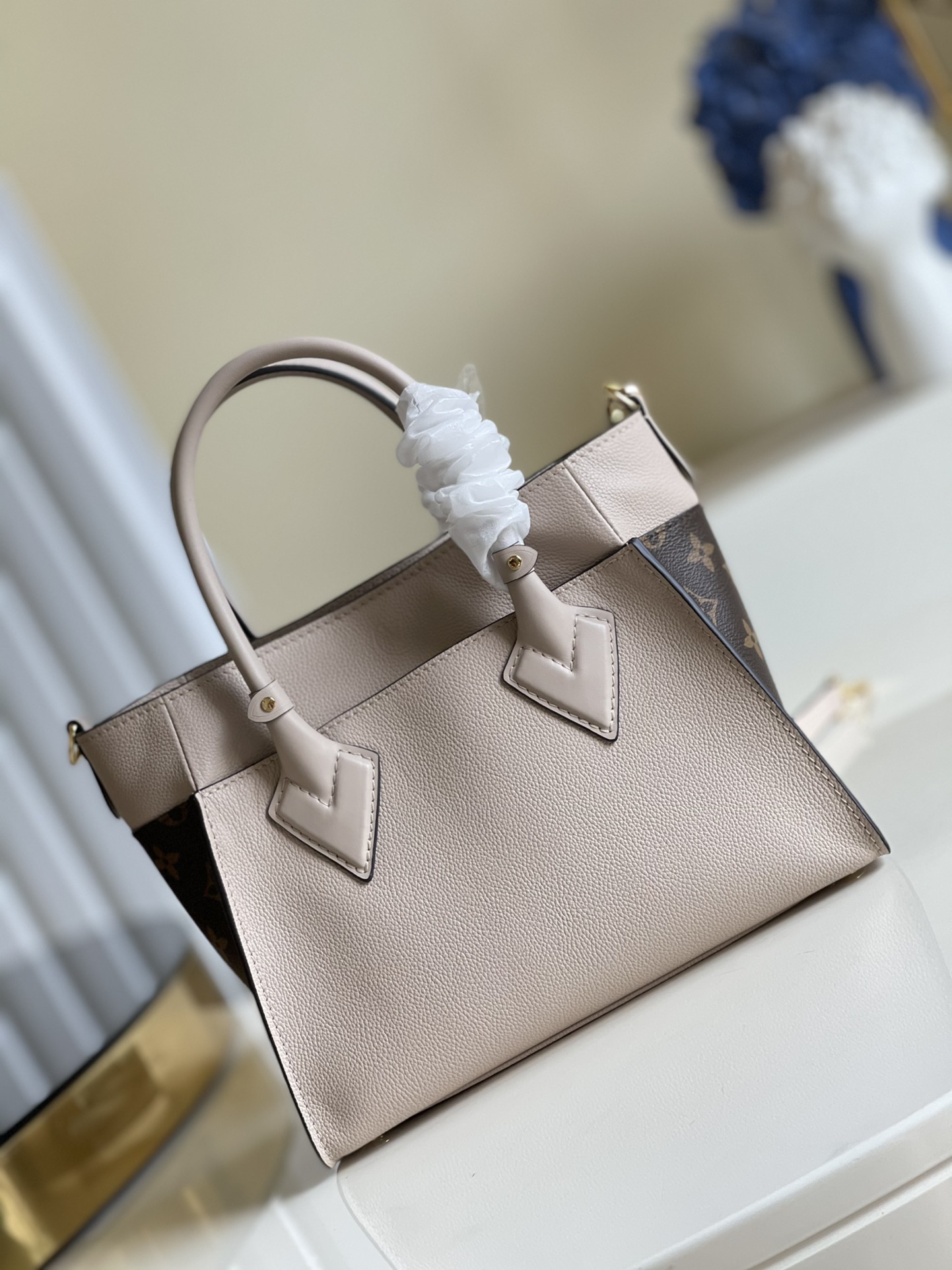Shop Louis Vuitton On my side pm (M57729) by sunnyfunny