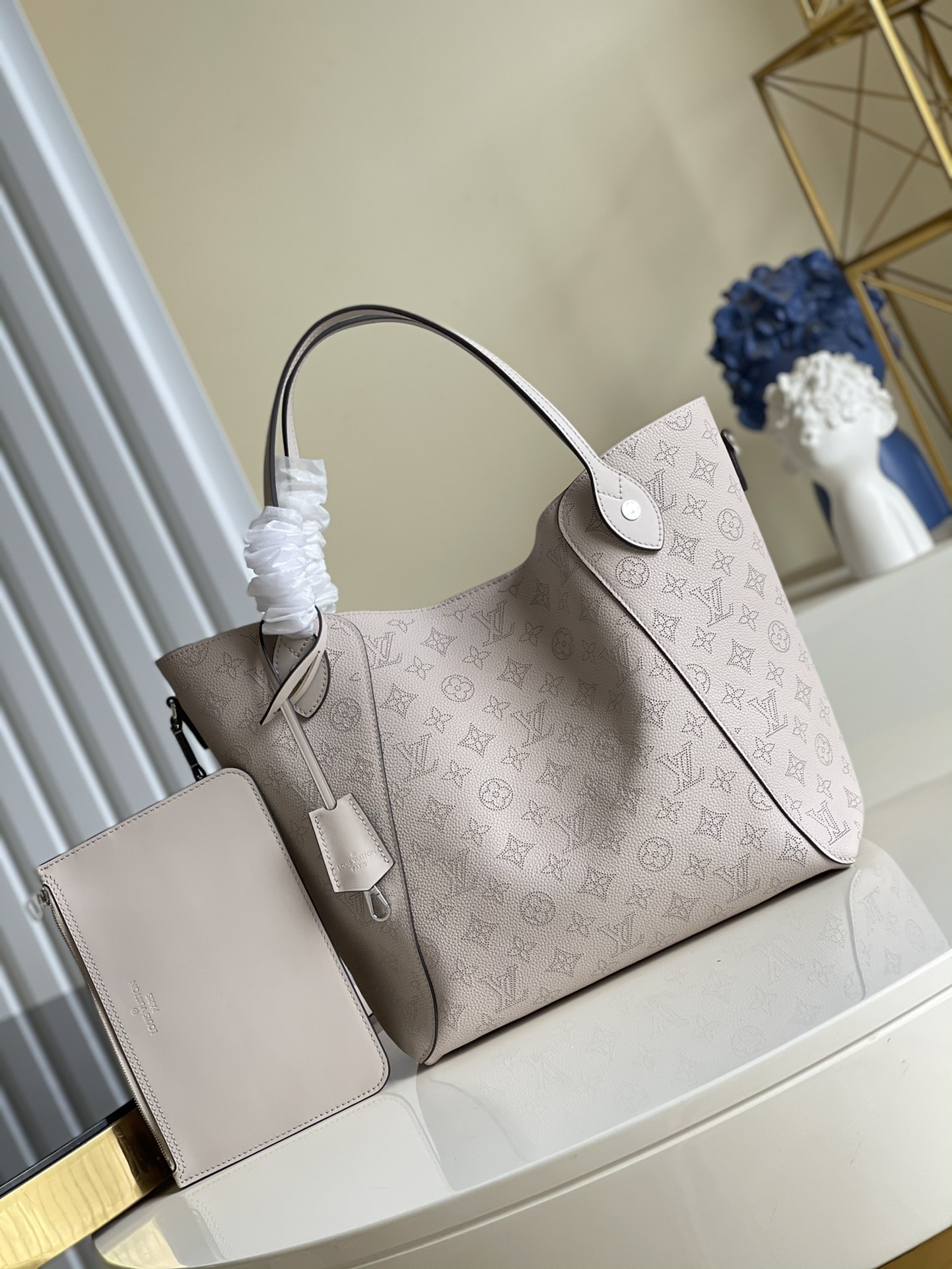 NO:396841,【Exclusive real photo M53140 pink purple】 M51768 adopts a double-design Hina handbag with spring buckle in the middle, which is foldable and stretchable, and can be easily switched between the Tote handbag and the modern bucket bag. It is made of calfskin and decorated with flower decoration, lightweight and comfortable, ideal for daily carrying. Medium size, enough to store daily essentials and file materials. Size 46.0 x 29.5 x 17.0 cm (Length x Height x Width) q.1150,LV【Original Leather】,louis vuitton,cowhide19860909【独家实拍M53140粉紫】 M51768采用双重设计的Hina手袋包身正中配有弹簧扣,可折叠,可伸展,在Tote手袋与摩登水桶包之间自如切换.由小牛皮裁制而成并采用镂花装饰,轻质而舒适,日常背携的理想之选.中号尺寸,足可收纳日常必备品与文件材料.尺寸46.0 x 29.5 x 17.0 cm (长 x 高 x 宽) q.1150,LV【原厂皮】,louis vuitton,cowhide,Bag