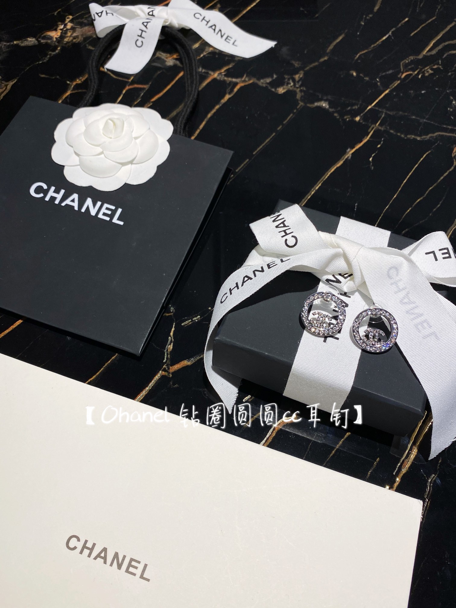 NO:634450,88160 [ch@nel diamond circle round cc stud earrings] ·Silver + bright Swarovski crystal diamond inlay, not cheap white diamonds ·The back is purely handmade and smooth and polished ·Super classic style, full of sophistication ZP, simple and elegant, the upper ear is very elegant, super beautiful and invincible, highly recommended for treasures, it is really good-looking,, swarovski, Cardia high-end jewelry1986090988160【ch@nel钻圈圆圆cc耳钉】 ·银色+明亮施华洛世奇水晶钻镶嵌,不是廉价乌蒙蒙的白钻 ·背面纯手工光滑打磨 ·超经典的款,精致感满分 ZP,简洁大方,上耳很气质,超级美又无敌百搭的,非常推荐宝们入手,真的非常好看,,swarovski,卡迪亚高端饰品,Jewelry