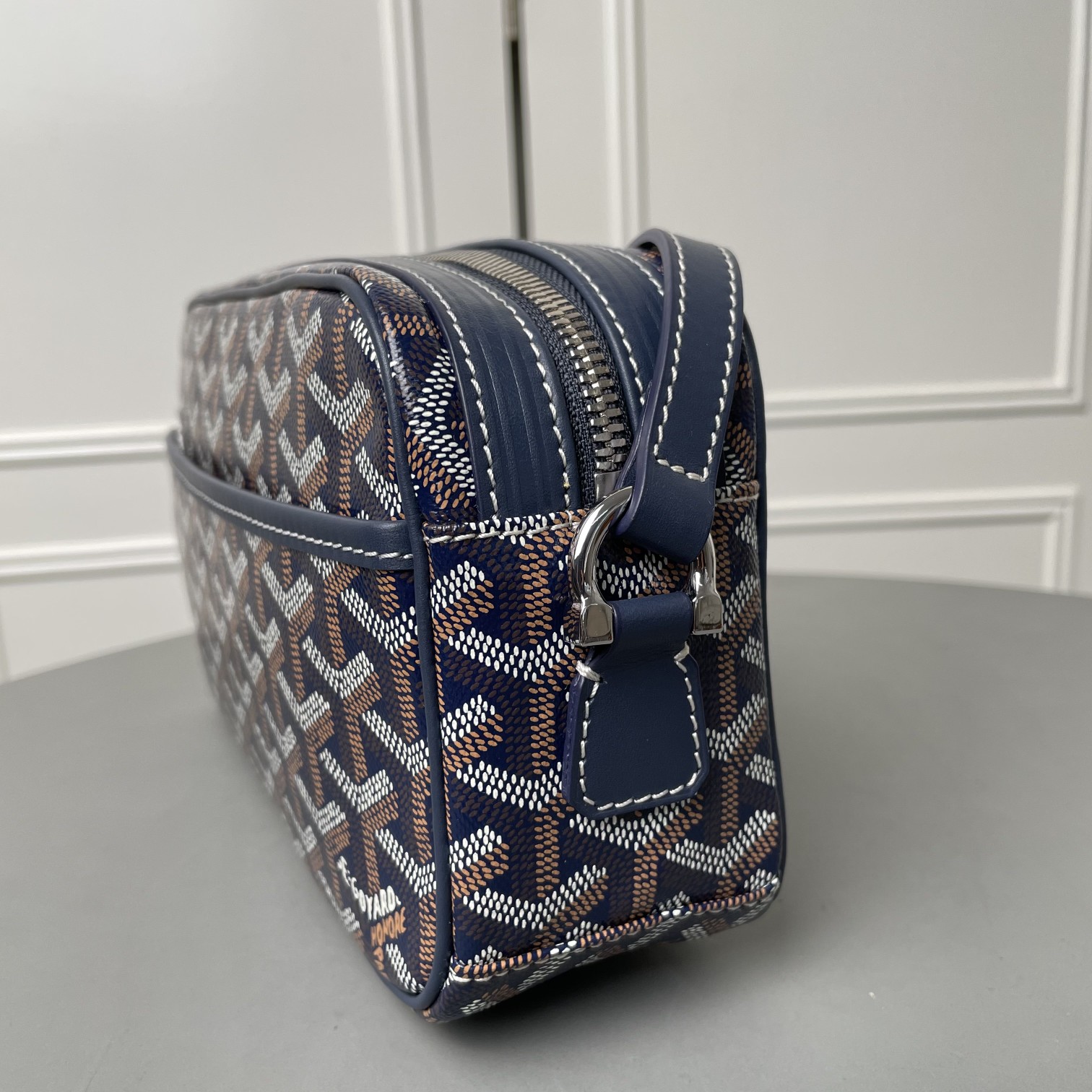 💰550 Goyard 狗牙相机包
Cap Vert男女同款小包
重点说一些特别能区别市场同货的一些细节,毕竟我们这么辛苦的做足了功夫也有必要跟大家分享。
1)戈雅品牌所有的车缝线路都有一个特征:就是每一针都是立体感极强的斜向走线的线路。并且因为用的是极其高端的进口缝纫线。所以你绝对看不到车缝线起毛或者松散的现象。
2) 这款包包在袋口拉链皮贴及肩带面上有加上防伪的烙印线。但不是很清晰明显。市场上有没有这种防伪线的版本,也有烙印得过于明显的版本。这些都是没有原版在手的一眼假版本。至于我说的是不是吹牛,是不是因为我做成这样才这样说。还是一样欢迎有条件的客户去专柜求证。这款是专柜爆款,应该能随时看到。
3)这一点主要说给那些比较细心的客户听,包包的内里常常是一个容易被人忽略的部分。这款包包的正品内里布应该是正黄色平纹棉布。据我了解市场通货几乎所有的版本都用的是斜纹布。颜色正不正,质感好不好不说。连纹路都没整对。这就是舍不得买原版操作最大的弊病。
4)更较真的客户可以看看,这款包的内袋皮贴内侧上有一行数字烙印,这是每一个包都有的不同的身份编码,跟我们每一个人的身份认证一样。市场上的货几乎都没有,就算有也是整批货同一个号。因为这些工厂在生产的时候可能连正品都没有见过。
5)再看我们用的纯进口钢牙拉链,每一粒链齿都是经过独立抛光电镀再组装的。颗颗圆润光滑,绝不会剐痛货刮伤你的手。无论怎么暴力使用都是顺滑如初。满满的高级感,秒杀那些垃圾感受的廉价拉链。
6)放眼整个行业,你绝对找不到第二家能给你配上这种百分百正品级别的防尘袋了,这可不是那种纯形式主义,纯敷衍的给你配个差不多将就的那种市场通货。说到底我们所有的对比标准只是正品。