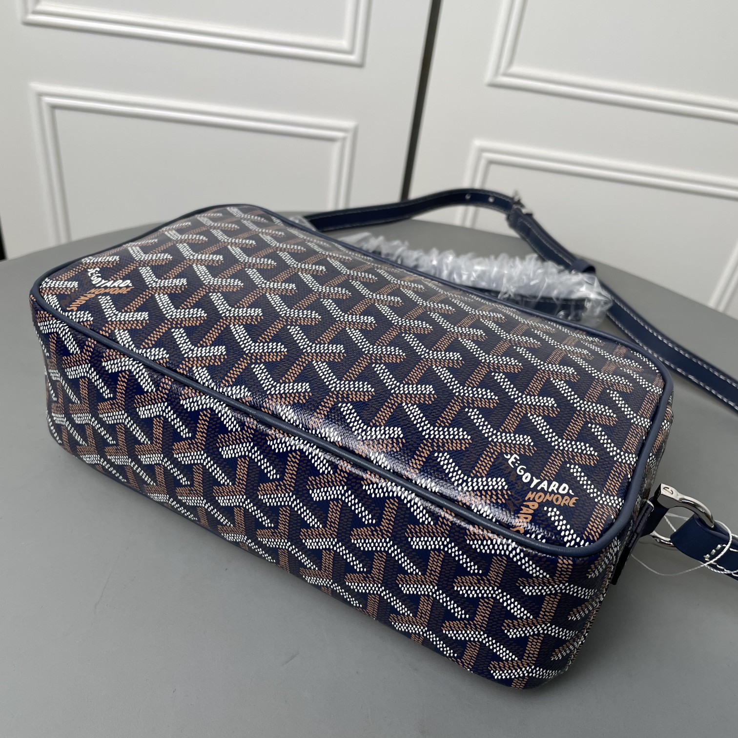 💰550 Goyard 狗牙相机包
Cap Vert男女同款小包
重点说一些特别能区别市场同货的一些细节,毕竟我们这么辛苦的做足了功夫也有必要跟大家分享。
1)戈雅品牌所有的车缝线路都有一个特征:就是每一针都是立体感极强的斜向走线的线路。并且因为用的是极其高端的进口缝纫线。所以你绝对看不到车缝线起毛或者松散的现象。
2) 这款包包在袋口拉链皮贴及肩带面上有加上防伪的烙印线。但不是很清晰明显。市场上有没有这种防伪线的版本,也有烙印得过于明显的版本。这些都是没有原版在手的一眼假版本。至于我说的是不是吹牛,是不是因为我做成这样才这样说。还是一样欢迎有条件的客户去专柜求证。这款是专柜爆款,应该能随时看到。
3)这一点主要说给那些比较细心的客户听,包包的内里常常是一个容易被人忽略的部分。这款包包的正品内里布应该是正黄色平纹棉布。据我了解市场通货几乎所有的版本都用的是斜纹布。颜色正不正,质感好不好不说。连纹路都没整对。这就是舍不得买原版操作最大的弊病。
4)更较真的客户可以看看,这款包的内袋皮贴内侧上有一行数字烙印,这是每一个包都有的不同的身份编码,跟我们每一个人的身份认证一样。市场上的货几乎都没有,就算有也是整批货同一个号。因为这些工厂在生产的时候可能连正品都没有见过。
5)再看我们用的纯进口钢牙拉链,每一粒链齿都是经过独立抛光电镀再组装的。颗颗圆润光滑,绝不会剐痛货刮伤你的手。无论怎么暴力使用都是顺滑如初。满满的高级感,秒杀那些垃圾感受的廉价拉链。
6)放眼整个行业,你绝对找不到第二家能给你配上这种百分百正品级别的防尘袋了,这可不是那种纯形式主义,纯敷衍的给你配个差不多将就的那种市场通货。说到底我们所有的对比标准只是正品。