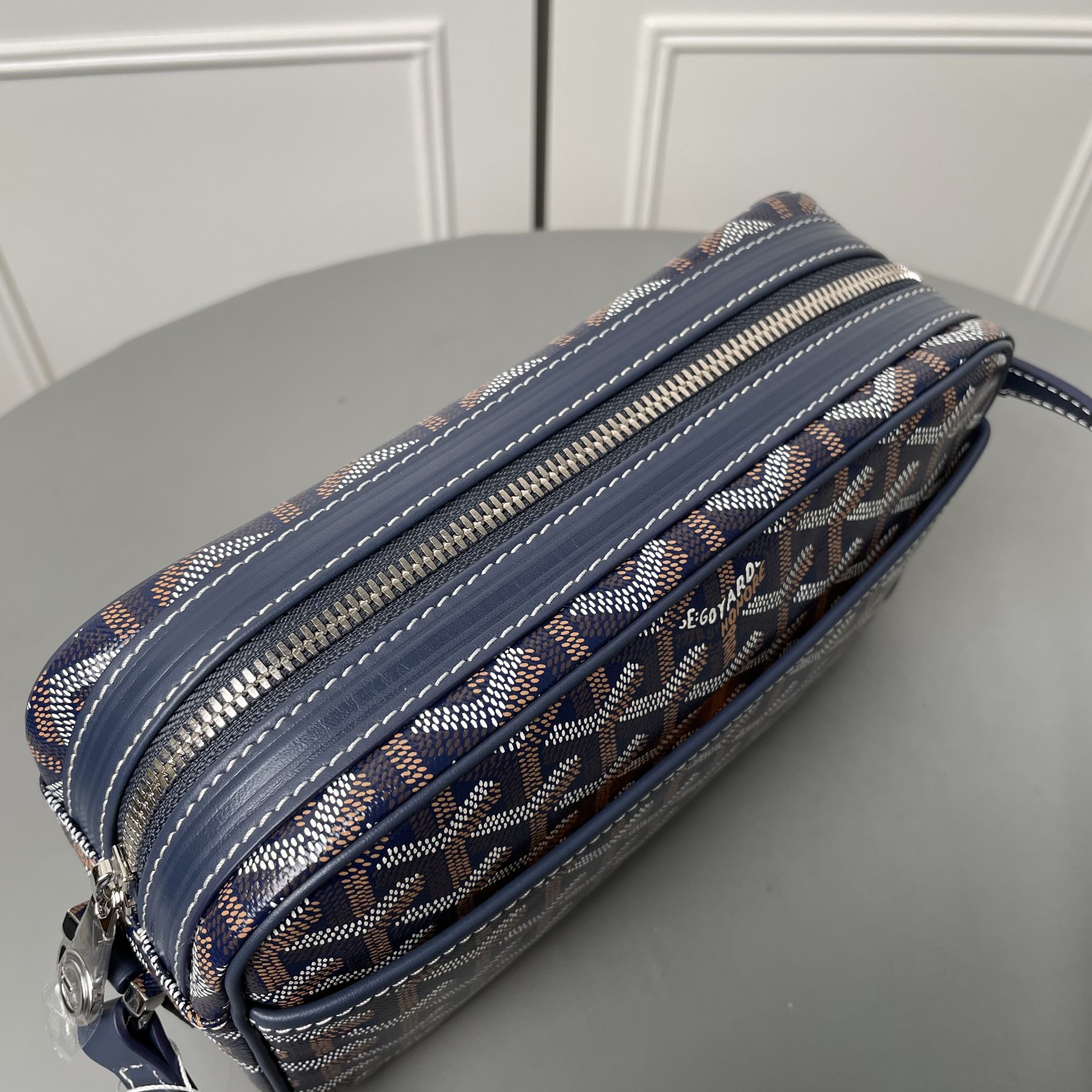 💰550 Goyard 狗牙相机包
Cap Vert男女同款小包
重点说一些特别能区别市场同货的一些细节,毕竟我们这么辛苦的做足了功夫也有必要跟大家分享。
1)戈雅品牌所有的车缝线路都有一个特征:就是每一针都是立体感极强的斜向走线的线路。并且因为用的是极其高端的进口缝纫线。所以你绝对看不到车缝线起毛或者松散的现象。
2) 这款包包在袋口拉链皮贴及肩带面上有加上防伪的烙印线。但不是很清晰明显。市场上有没有这种防伪线的版本,也有烙印得过于明显的版本。这些都是没有原版在手的一眼假版本。至于我说的是不是吹牛,是不是因为我做成这样才这样说。还是一样欢迎有条件的客户去专柜求证。这款是专柜爆款,应该能随时看到。
3)这一点主要说给那些比较细心的客户听,包包的内里常常是一个容易被人忽略的部分。这款包包的正品内里布应该是正黄色平纹棉布。据我了解市场通货几乎所有的版本都用的是斜纹布。颜色正不正,质感好不好不说。连纹路都没整对。这就是舍不得买原版操作最大的弊病。
4)更较真的客户可以看看,这款包的内袋皮贴内侧上有一行数字烙印,这是每一个包都有的不同的身份编码,跟我们每一个人的身份认证一样。市场上的货几乎都没有,就算有也是整批货同一个号。因为这些工厂在生产的时候可能连正品都没有见过。
5)再看我们用的纯进口钢牙拉链,每一粒链齿都是经过独立抛光电镀再组装的。颗颗圆润光滑,绝不会剐痛货刮伤你的手。无论怎么暴力使用都是顺滑如初。满满的高级感,秒杀那些垃圾感受的廉价拉链。
6)放眼整个行业,你绝对找不到第二家能给你配上这种百分百正品级别的防尘袋了,这可不是那种纯形式主义,纯敷衍的给你配个差不多将就的那种市场通货。说到底我们所有的对比标准只是正品。