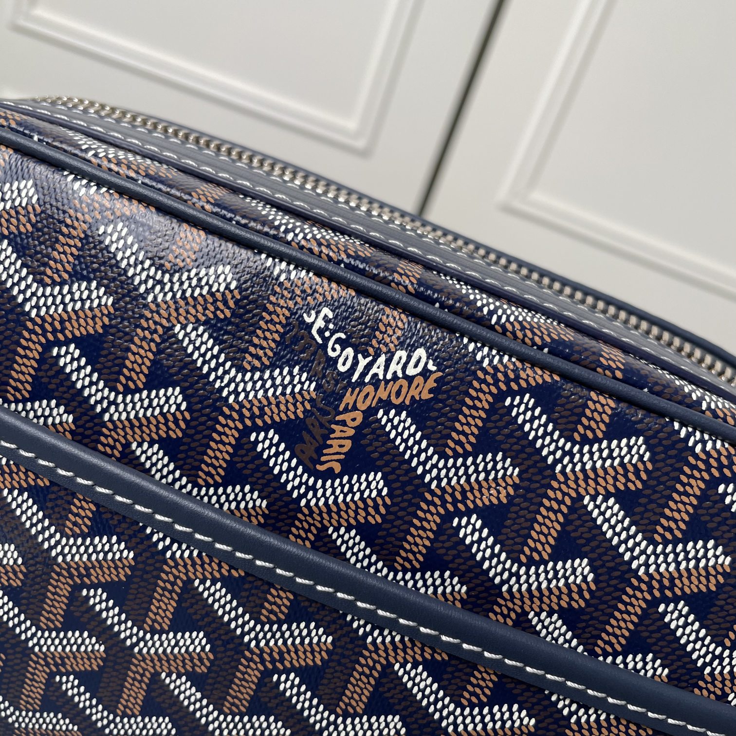 💰550 Goyard 狗牙相机包
Cap Vert男女同款小包
重点说一些特别能区别市场同货的一些细节,毕竟我们这么辛苦的做足了功夫也有必要跟大家分享。
1)戈雅品牌所有的车缝线路都有一个特征:就是每一针都是立体感极强的斜向走线的线路。并且因为用的是极其高端的进口缝纫线。所以你绝对看不到车缝线起毛或者松散的现象。
2) 这款包包在袋口拉链皮贴及肩带面上有加上防伪的烙印线。但不是很清晰明显。市场上有没有这种防伪线的版本,也有烙印得过于明显的版本。这些都是没有原版在手的一眼假版本。至于我说的是不是吹牛,是不是因为我做成这样才这样说。还是一样欢迎有条件的客户去专柜求证。这款是专柜爆款,应该能随时看到。
3)这一点主要说给那些比较细心的客户听,包包的内里常常是一个容易被人忽略的部分。这款包包的正品内里布应该是正黄色平纹棉布。据我了解市场通货几乎所有的版本都用的是斜纹布。颜色正不正,质感好不好不说。连纹路都没整对。这就是舍不得买原版操作最大的弊病。
4)更较真的客户可以看看,这款包的内袋皮贴内侧上有一行数字烙印,这是每一个包都有的不同的身份编码,跟我们每一个人的身份认证一样。市场上的货几乎都没有,就算有也是整批货同一个号。因为这些工厂在生产的时候可能连正品都没有见过。
5)再看我们用的纯进口钢牙拉链,每一粒链齿都是经过独立抛光电镀再组装的。颗颗圆润光滑,绝不会剐痛货刮伤你的手。无论怎么暴力使用都是顺滑如初。满满的高级感,秒杀那些垃圾感受的廉价拉链。
6)放眼整个行业,你绝对找不到第二家能给你配上这种百分百正品级别的防尘袋了,这可不是那种纯形式主义,纯敷衍的给你配个差不多将就的那种市场通货。说到底我们所有的对比标准只是正品。