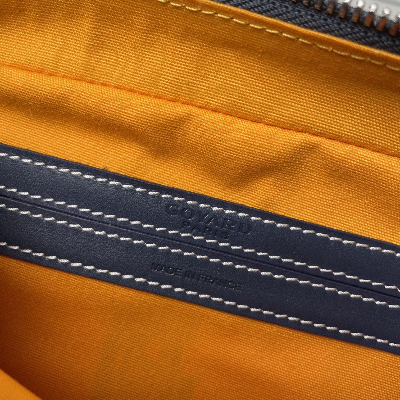 💰550 Goyard 狗牙相机包
Cap Vert男女同款小包
重点说一些特别能区别市场同货的一些细节,毕竟我们这么辛苦的做足了功夫也有必要跟大家分享。
1)戈雅品牌所有的车缝线路都有一个特征:就是每一针都是立体感极强的斜向走线的线路。并且因为用的是极其高端的进口缝纫线。所以你绝对看不到车缝线起毛或者松散的现象。
2) 这款包包在袋口拉链皮贴及肩带面上有加上防伪的烙印线。但不是很清晰明显。市场上有没有这种防伪线的版本,也有烙印得过于明显的版本。这些都是没有原版在手的一眼假版本。至于我说的是不是吹牛,是不是因为我做成这样才这样说。还是一样欢迎有条件的客户去专柜求证。这款是专柜爆款,应该能随时看到。
3)这一点主要说给那些比较细心的客户听,包包的内里常常是一个容易被人忽略的部分。这款包包的正品内里布应该是正黄色平纹棉布。据我了解市场通货几乎所有的版本都用的是斜纹布。颜色正不正,质感好不好不说。连纹路都没整对。这就是舍不得买原版操作最大的弊病。
4)更较真的客户可以看看,这款包的内袋皮贴内侧上有一行数字烙印,这是每一个包都有的不同的身份编码,跟我们每一个人的身份认证一样。市场上的货几乎都没有,就算有也是整批货同一个号。因为这些工厂在生产的时候可能连正品都没有见过。
5)再看我们用的纯进口钢牙拉链,每一粒链齿都是经过独立抛光电镀再组装的。颗颗圆润光滑,绝不会剐痛货刮伤你的手。无论怎么暴力使用都是顺滑如初。满满的高级感,秒杀那些垃圾感受的廉价拉链。
6)放眼整个行业,你绝对找不到第二家能给你配上这种百分百正品级别的防尘袋了,这可不是那种纯形式主义,纯敷衍的给你配个差不多将就的那种市场通货。说到底我们所有的对比标准只是正品。