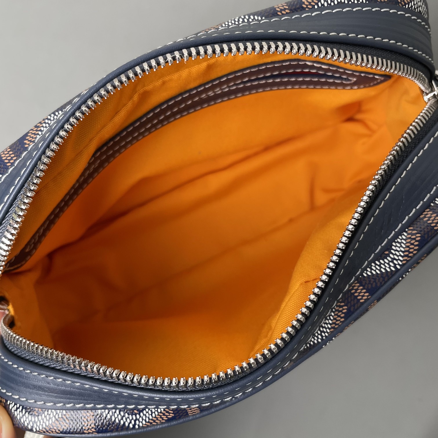 💰550 Goyard 狗牙相机包
Cap Vert男女同款小包
重点说一些特别能区别市场同货的一些细节,毕竟我们这么辛苦的做足了功夫也有必要跟大家分享。
1)戈雅品牌所有的车缝线路都有一个特征:就是每一针都是立体感极强的斜向走线的线路。并且因为用的是极其高端的进口缝纫线。所以你绝对看不到车缝线起毛或者松散的现象。
2) 这款包包在袋口拉链皮贴及肩带面上有加上防伪的烙印线。但不是很清晰明显。市场上有没有这种防伪线的版本,也有烙印得过于明显的版本。这些都是没有原版在手的一眼假版本。至于我说的是不是吹牛,是不是因为我做成这样才这样说。还是一样欢迎有条件的客户去专柜求证。这款是专柜爆款,应该能随时看到。
3)这一点主要说给那些比较细心的客户听,包包的内里常常是一个容易被人忽略的部分。这款包包的正品内里布应该是正黄色平纹棉布。据我了解市场通货几乎所有的版本都用的是斜纹布。颜色正不正,质感好不好不说。连纹路都没整对。这就是舍不得买原版操作最大的弊病。
4)更较真的客户可以看看,这款包的内袋皮贴内侧上有一行数字烙印,这是每一个包都有的不同的身份编码,跟我们每一个人的身份认证一样。市场上的货几乎都没有,就算有也是整批货同一个号。因为这些工厂在生产的时候可能连正品都没有见过。
5)再看我们用的纯进口钢牙拉链,每一粒链齿都是经过独立抛光电镀再组装的。颗颗圆润光滑,绝不会剐痛货刮伤你的手。无论怎么暴力使用都是顺滑如初。满满的高级感,秒杀那些垃圾感受的廉价拉链。
6)放眼整个行业,你绝对找不到第二家能给你配上这种百分百正品级别的防尘袋了,这可不是那种纯形式主义,纯敷衍的给你配个差不多将就的那种市场通货。说到底我们所有的对比标准只是正品。