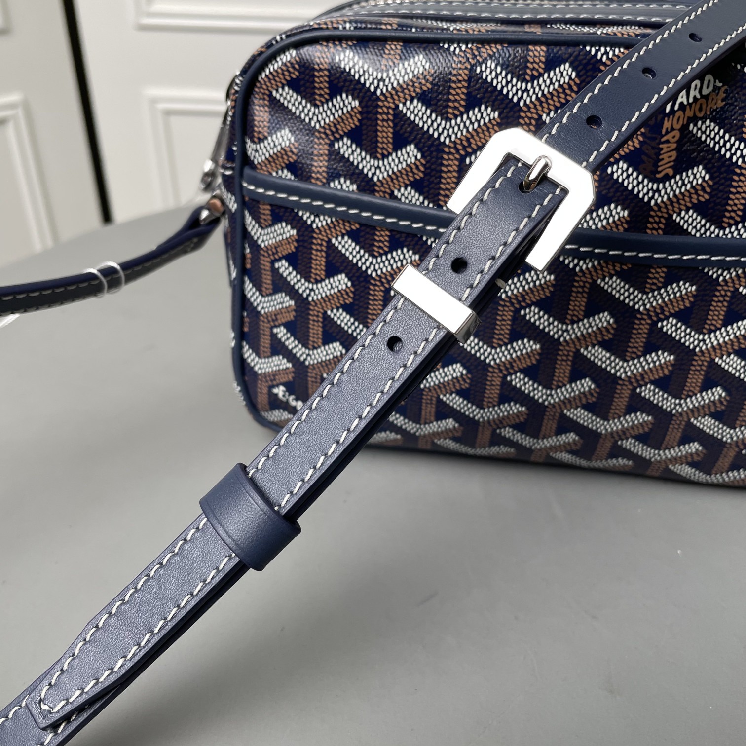 💰550 Goyard 狗牙相机包
Cap Vert男女同款小包
重点说一些特别能区别市场同货的一些细节,毕竟我们这么辛苦的做足了功夫也有必要跟大家分享。
1)戈雅品牌所有的车缝线路都有一个特征:就是每一针都是立体感极强的斜向走线的线路。并且因为用的是极其高端的进口缝纫线。所以你绝对看不到车缝线起毛或者松散的现象。
2) 这款包包在袋口拉链皮贴及肩带面上有加上防伪的烙印线。但不是很清晰明显。市场上有没有这种防伪线的版本,也有烙印得过于明显的版本。这些都是没有原版在手的一眼假版本。至于我说的是不是吹牛,是不是因为我做成这样才这样说。还是一样欢迎有条件的客户去专柜求证。这款是专柜爆款,应该能随时看到。
3)这一点主要说给那些比较细心的客户听,包包的内里常常是一个容易被人忽略的部分。这款包包的正品内里布应该是正黄色平纹棉布。据我了解市场通货几乎所有的版本都用的是斜纹布。颜色正不正,质感好不好不说。连纹路都没整对。这就是舍不得买原版操作最大的弊病。
4)更较真的客户可以看看,这款包的内袋皮贴内侧上有一行数字烙印,这是每一个包都有的不同的身份编码,跟我们每一个人的身份认证一样。市场上的货几乎都没有,就算有也是整批货同一个号。因为这些工厂在生产的时候可能连正品都没有见过。
5)再看我们用的纯进口钢牙拉链,每一粒链齿都是经过独立抛光电镀再组装的。颗颗圆润光滑,绝不会剐痛货刮伤你的手。无论怎么暴力使用都是顺滑如初。满满的高级感,秒杀那些垃圾感受的廉价拉链。
6)放眼整个行业,你绝对找不到第二家能给你配上这种百分百正品级别的防尘袋了,这可不是那种纯形式主义,纯敷衍的给你配个差不多将就的那种市场通货。说到底我们所有的对比标准只是正品。