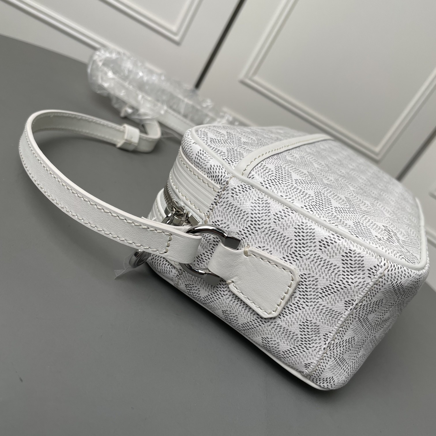 💰550 Goyard 狗牙相机包
Cap Vert男女同款小包
重点说一些特别能区别市场同货的一些细节,毕竟我们这么辛苦的做足了功夫也有必要跟大家分享。
1)戈雅品牌所有的车缝线路都有一个特征:就是每一针都是立体感极强的斜向走线的线路。并且因为用的是极其高端的进口缝纫线。所以你绝对看不到车缝线起毛或者松散的现象。
2) 这款包包在袋口拉链皮贴及肩带面上有加上防伪的烙印线。但不是很清晰明显。市场上有没有这种防伪线的版本,也有烙印得过于明显的版本。这些都是没有原版在手的一眼假版本。至于我说的是不是吹牛,是不是因为我做成这样才这样说。还是一样欢迎有条件的客户去专柜求证。这款是专柜爆款,应该能随时看到。
3)这一点主要说给那些比较细心的客户听,包包的内里常常是一个容易被人忽略的部分。这款包包的正品内里布应该是正黄色平纹棉布。据我了解市场通货几乎所有的版本都用的是斜纹布。颜色正不正,质感好不好不说。连纹路都没整对。这就是舍不得买原版操作最大的弊病。
4)更较真的客户可以看看,这款包的内袋皮贴内侧上有一行数字烙印,这是每一个包都有的不同的身份编码,跟我们每一个人的身份认证一样。市场上的货几乎都没有,就算有也是整批货同一个号。因为这些工厂在生产的时候可能连正品都没有见过。
5)再看我们用的纯进口钢牙拉链,每一粒链齿都是经过独立抛光电镀再组装的。颗颗圆润光滑,绝不会剐痛货刮伤你的手。无论怎么暴力使用都是顺滑如初。满满的高级感,秒杀那些垃圾感受的廉价拉链。
6)放眼整个行业,你绝对找不到第二家能给你配上这种百分百正品级别的防尘袋了,这可不是那种纯形式主义,纯敷衍的给你配个差不多将就的那种市场通货。说到底我们所有的对比标准只是正品。