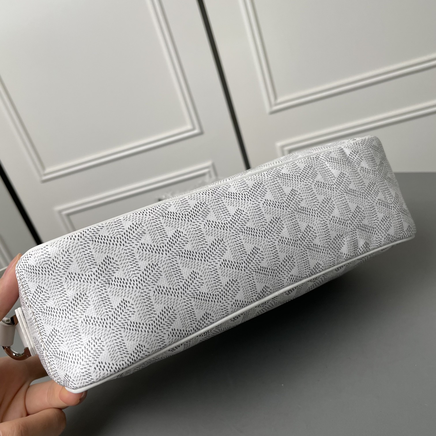 💰550 Goyard 狗牙相机包
Cap Vert男女同款小包
重点说一些特别能区别市场同货的一些细节,毕竟我们这么辛苦的做足了功夫也有必要跟大家分享。
1)戈雅品牌所有的车缝线路都有一个特征:就是每一针都是立体感极强的斜向走线的线路。并且因为用的是极其高端的进口缝纫线。所以你绝对看不到车缝线起毛或者松散的现象。
2) 这款包包在袋口拉链皮贴及肩带面上有加上防伪的烙印线。但不是很清晰明显。市场上有没有这种防伪线的版本,也有烙印得过于明显的版本。这些都是没有原版在手的一眼假版本。至于我说的是不是吹牛,是不是因为我做成这样才这样说。还是一样欢迎有条件的客户去专柜求证。这款是专柜爆款,应该能随时看到。
3)这一点主要说给那些比较细心的客户听,包包的内里常常是一个容易被人忽略的部分。这款包包的正品内里布应该是正黄色平纹棉布。据我了解市场通货几乎所有的版本都用的是斜纹布。颜色正不正,质感好不好不说。连纹路都没整对。这就是舍不得买原版操作最大的弊病。
4)更较真的客户可以看看,这款包的内袋皮贴内侧上有一行数字烙印,这是每一个包都有的不同的身份编码,跟我们每一个人的身份认证一样。市场上的货几乎都没有,就算有也是整批货同一个号。因为这些工厂在生产的时候可能连正品都没有见过。
5)再看我们用的纯进口钢牙拉链,每一粒链齿都是经过独立抛光电镀再组装的。颗颗圆润光滑,绝不会剐痛货刮伤你的手。无论怎么暴力使用都是顺滑如初。满满的高级感,秒杀那些垃圾感受的廉价拉链。
6)放眼整个行业,你绝对找不到第二家能给你配上这种百分百正品级别的防尘袋了,这可不是那种纯形式主义,纯敷衍的给你配个差不多将就的那种市场通货。说到底我们所有的对比标准只是正品。