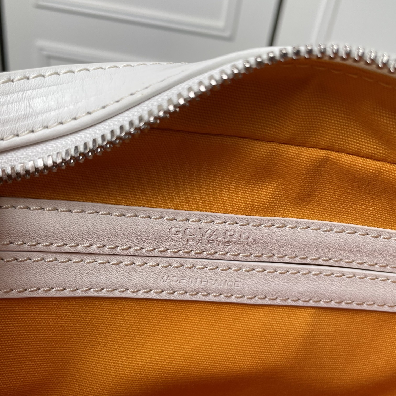 💰550 Goyard 狗牙相机包
Cap Vert男女同款小包
重点说一些特别能区别市场同货的一些细节,毕竟我们这么辛苦的做足了功夫也有必要跟大家分享。
1)戈雅品牌所有的车缝线路都有一个特征:就是每一针都是立体感极强的斜向走线的线路。并且因为用的是极其高端的进口缝纫线。所以你绝对看不到车缝线起毛或者松散的现象。
2) 这款包包在袋口拉链皮贴及肩带面上有加上防伪的烙印线。但不是很清晰明显。市场上有没有这种防伪线的版本,也有烙印得过于明显的版本。这些都是没有原版在手的一眼假版本。至于我说的是不是吹牛,是不是因为我做成这样才这样说。还是一样欢迎有条件的客户去专柜求证。这款是专柜爆款,应该能随时看到。
3)这一点主要说给那些比较细心的客户听,包包的内里常常是一个容易被人忽略的部分。这款包包的正品内里布应该是正黄色平纹棉布。据我了解市场通货几乎所有的版本都用的是斜纹布。颜色正不正,质感好不好不说。连纹路都没整对。这就是舍不得买原版操作最大的弊病。
4)更较真的客户可以看看,这款包的内袋皮贴内侧上有一行数字烙印,这是每一个包都有的不同的身份编码,跟我们每一个人的身份认证一样。市场上的货几乎都没有,就算有也是整批货同一个号。因为这些工厂在生产的时候可能连正品都没有见过。
5)再看我们用的纯进口钢牙拉链,每一粒链齿都是经过独立抛光电镀再组装的。颗颗圆润光滑,绝不会剐痛货刮伤你的手。无论怎么暴力使用都是顺滑如初。满满的高级感,秒杀那些垃圾感受的廉价拉链。
6)放眼整个行业,你绝对找不到第二家能给你配上这种百分百正品级别的防尘袋了,这可不是那种纯形式主义,纯敷衍的给你配个差不多将就的那种市场通货。说到底我们所有的对比标准只是正品。
