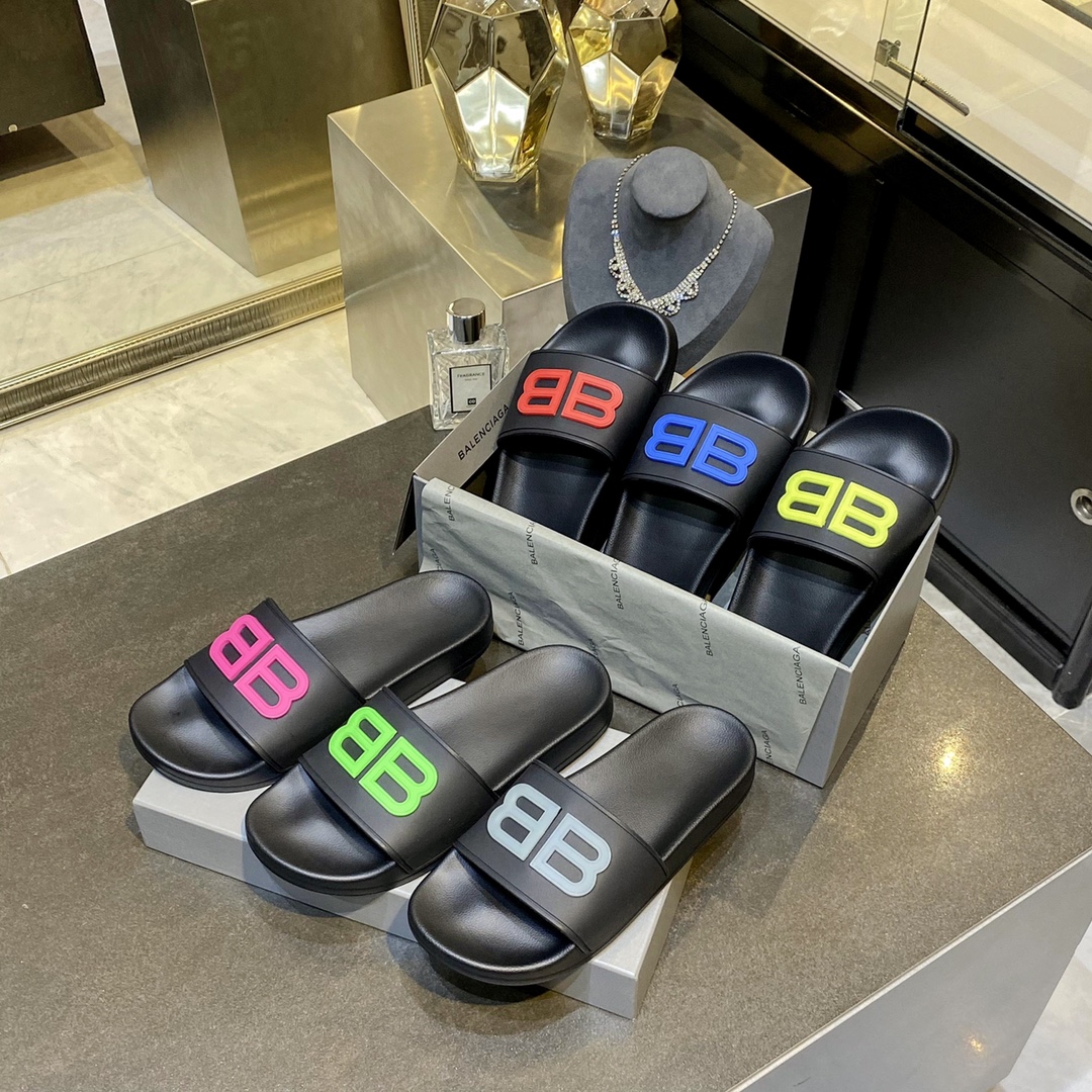 I0   Balenciaga 巴黎世家2021夏季新品、拖鞋式凉鞋。爆款现货发售🎉🎉原版购入开模，原版一致大底私模开版，鞋面原版TPU+内里布开模一字带特别包脚舒适，松口和勒脚都不会有脚感舒适升级版PU发泡脚床 ，记忆回弹所有的材质与工艺原版 100%一致顶级豪华全套包装