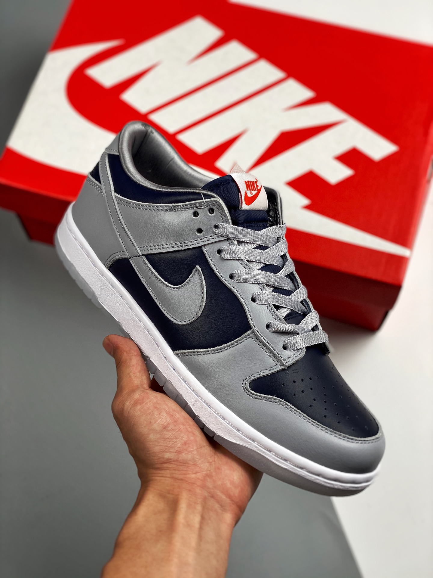 NK Dunk Low SP“College Navy” 海军蓝配色 大厂纯原出品 #原厂织唛标 一致匹配原版 #全市场唯一正确鞋带绑法 #原楦原纸板开发 匹配原版98%以上 #后跟垫棉独家呈现 后跟反口里弧度正确 #全新后跟电绣 电绣针…
