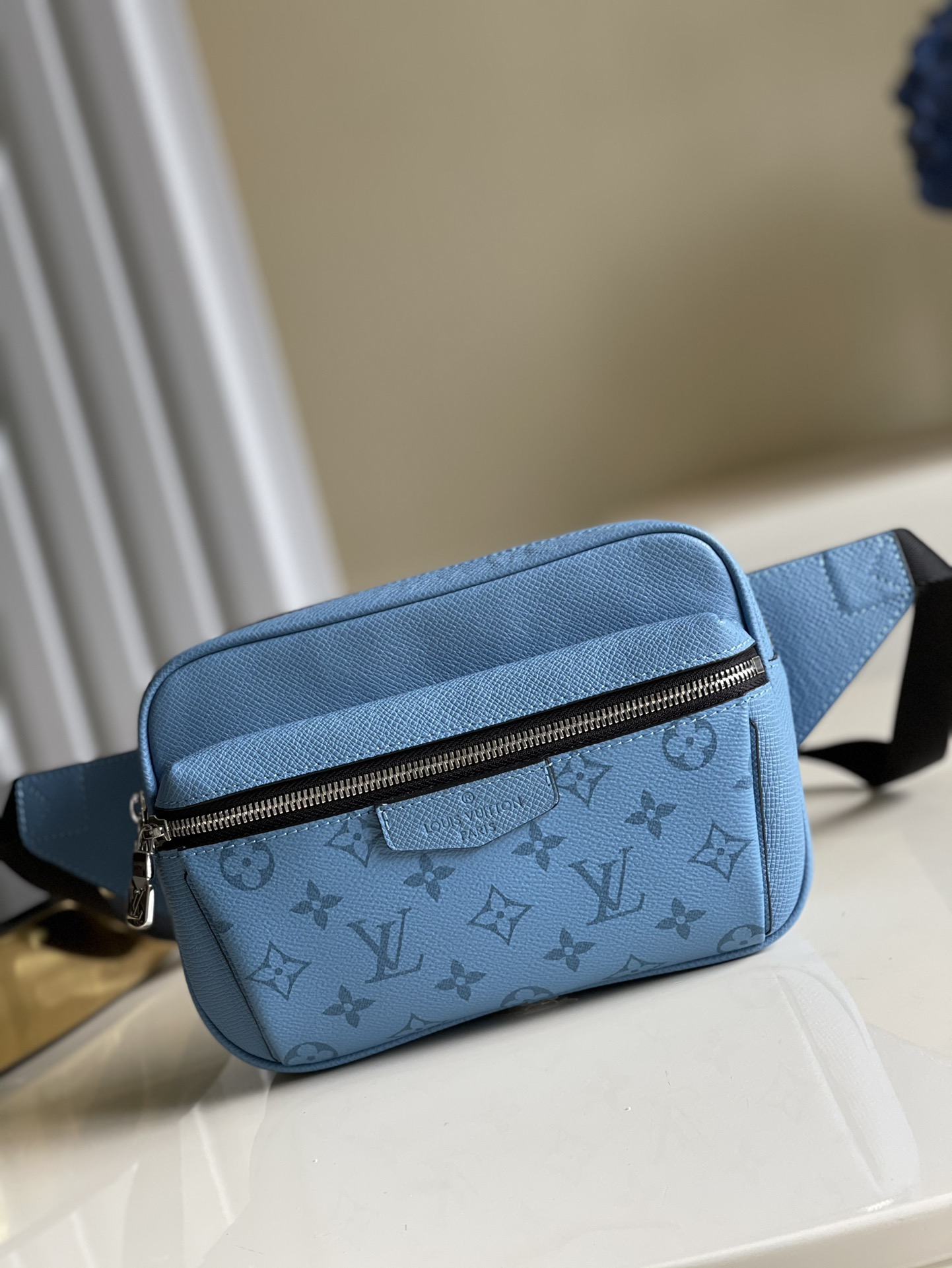 NO:396844,【Exclusive real photo M30245 blue】 30748 blue OUTDOOR waist bag Limited edition Outdoor waist bag combines Monogram canvas and soft Taga leather, and uses harmonious tones to outline modern lines. The internal structure is orderly, so that you can store your belongings safely while freeing your hands. Taga cowhide and Monogram Eclipse coated canvas-cowhide trim-fabric lining-silver-silver metal parts-adjustable fabric and leather shoulder straps-center zipper compartment-zipper front pocket-buckle.size21*5*17 m.620,LV【Original leather】,louis vuitton,cowhide19860909【独家实拍M30245蓝】 30748蓝 OUTDOOR 腰包 限量版 Outdoor 腰包糅合 Monogram 帆布与柔软的 Taga 皮革,采用和谐色调勾勒摩登线条.内部结构井然有序,解放双手的同时安然存放随身物品.Taga 牛皮和 Monogram Eclipse 涂层帆布-牛皮饰边-织物内衬-银色金属件-可调节织物和皮革肩带-中央拉链隔层-拉链前袋-搭扣.size21*5*17 m.620,LV【原厂皮】,louis vuitton,cowhide,Bag